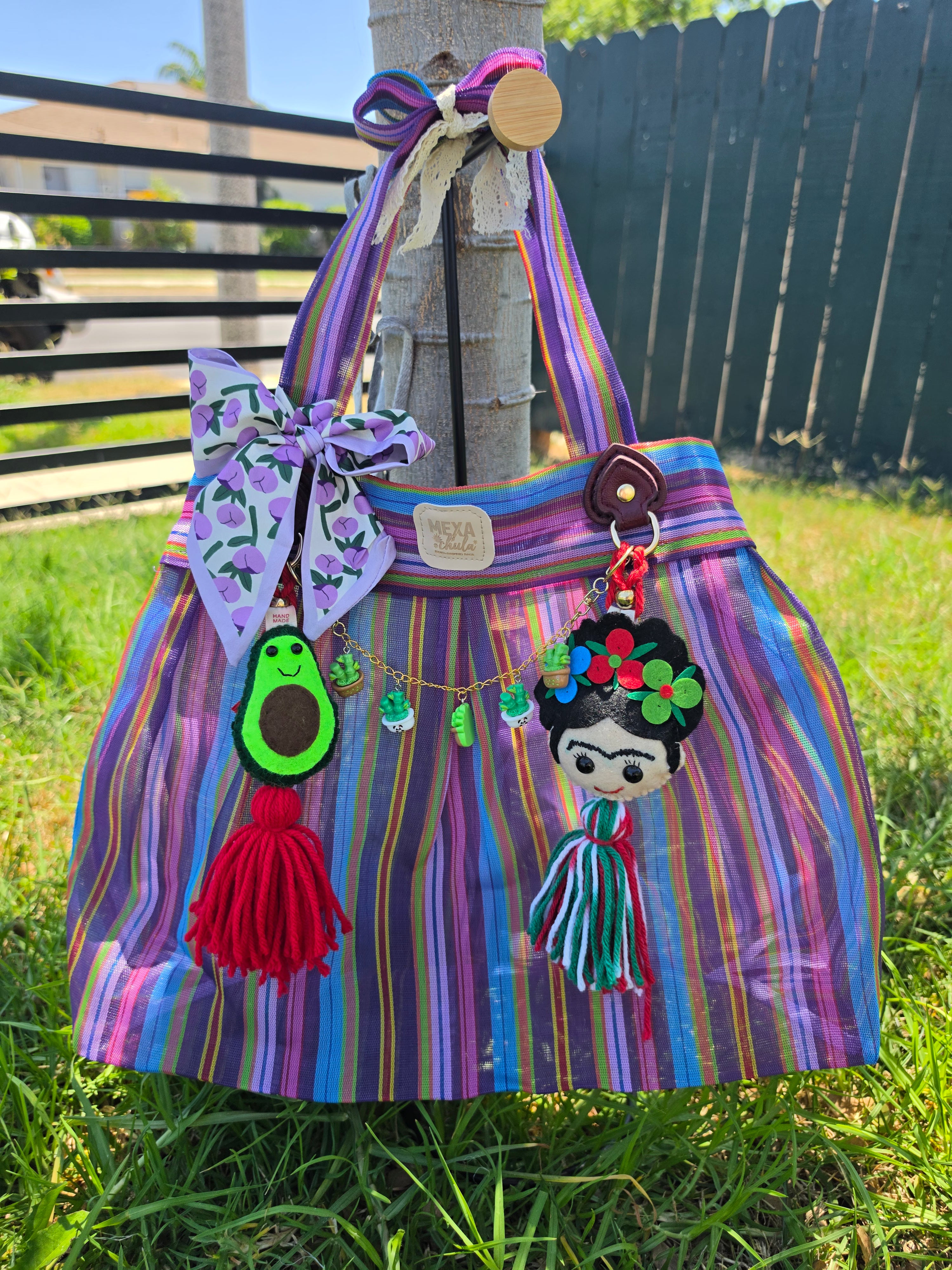 Bolsa de mercado mexicana rayas moradas y azules con set completo de charms artesanales al aire libre