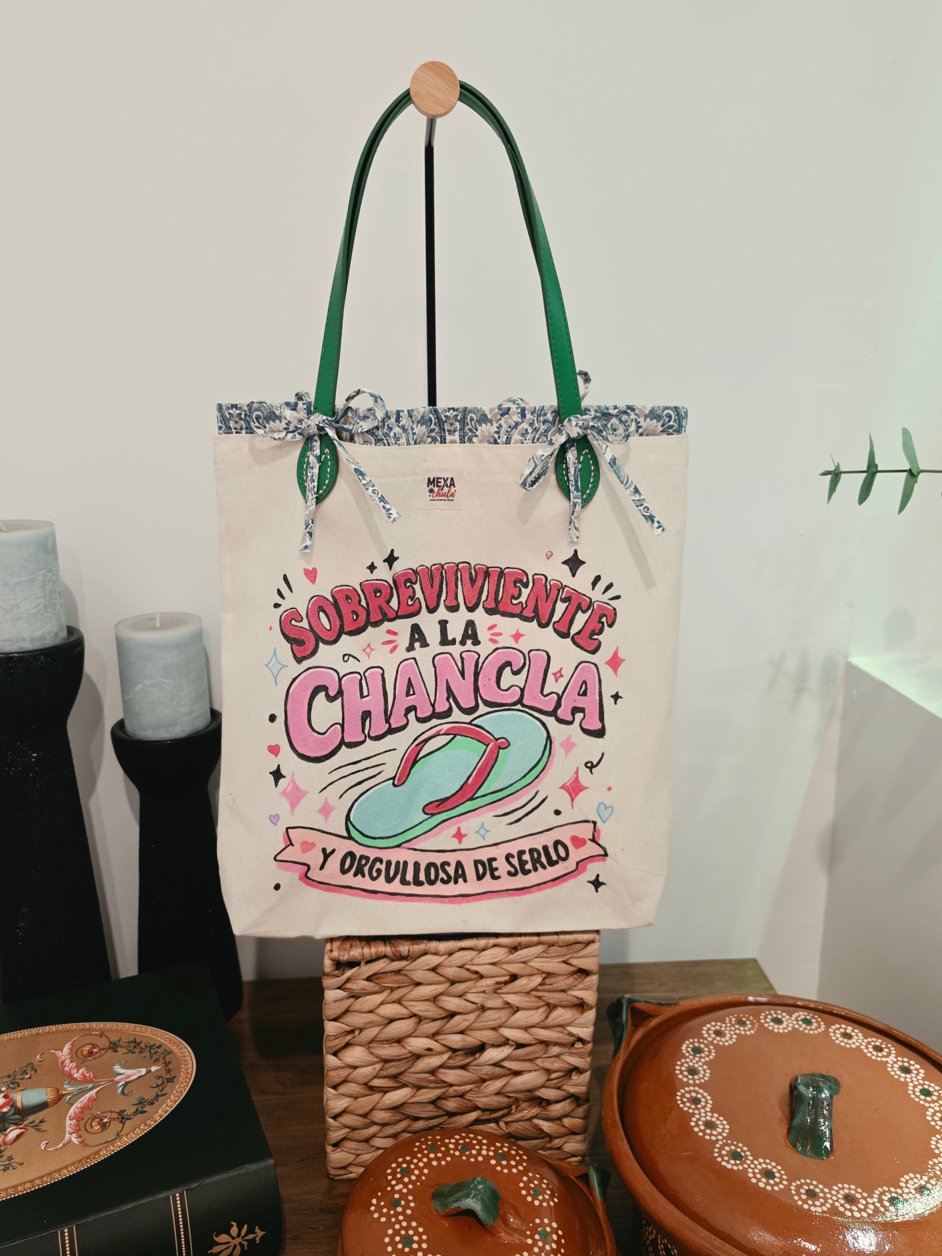 Tote Bag Pintada a Mano "Sobreviviente a la Chancla" - Set Premium 2 en 1 Desmontable