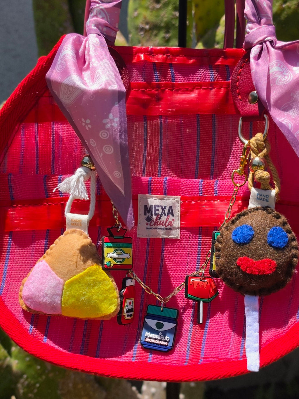 Bolso "Chula Circular" – Edición Rosa Mexicano con Charms Artesanales