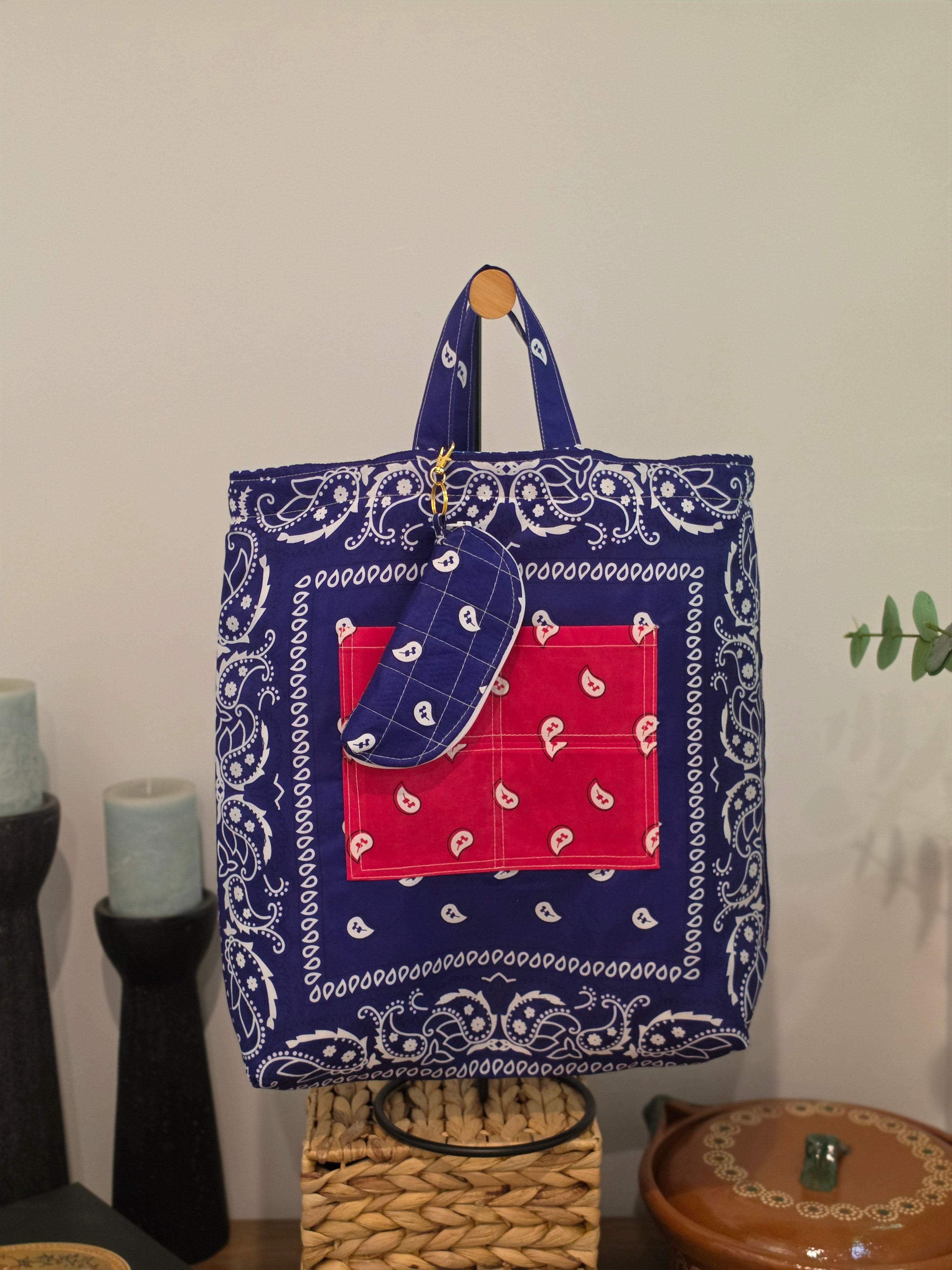 Tote Bag Acolchada Reversible "Bandana Mix" - Azul Celeste y Marino con Bolsillo Rojo y Estuche de Lentes