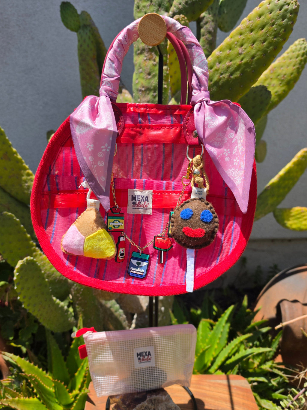 Bolso "Chula Circular" – Edición Rosa Mexicano con Charms Artesanales