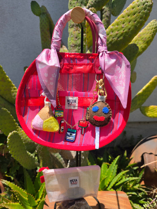Bolso "Chula Circular" – Edición Rosa Mexicano con Charms Artesanales