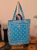 Tote Bag Acolchada Reversible "Bandana Mix" - Azul Celeste y Marino con Bolsillo Rojo y Estuche de Lentes