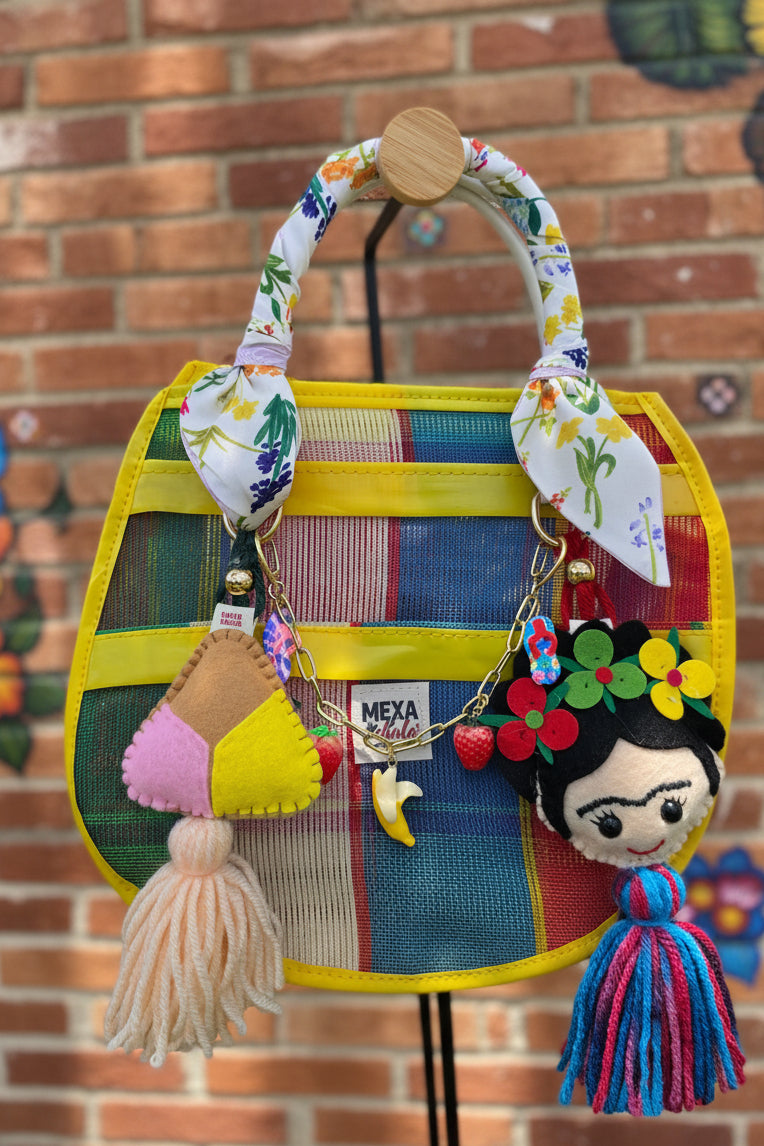 Bolsa redonda mexicana con asas de listón floral y charms hechos a mano