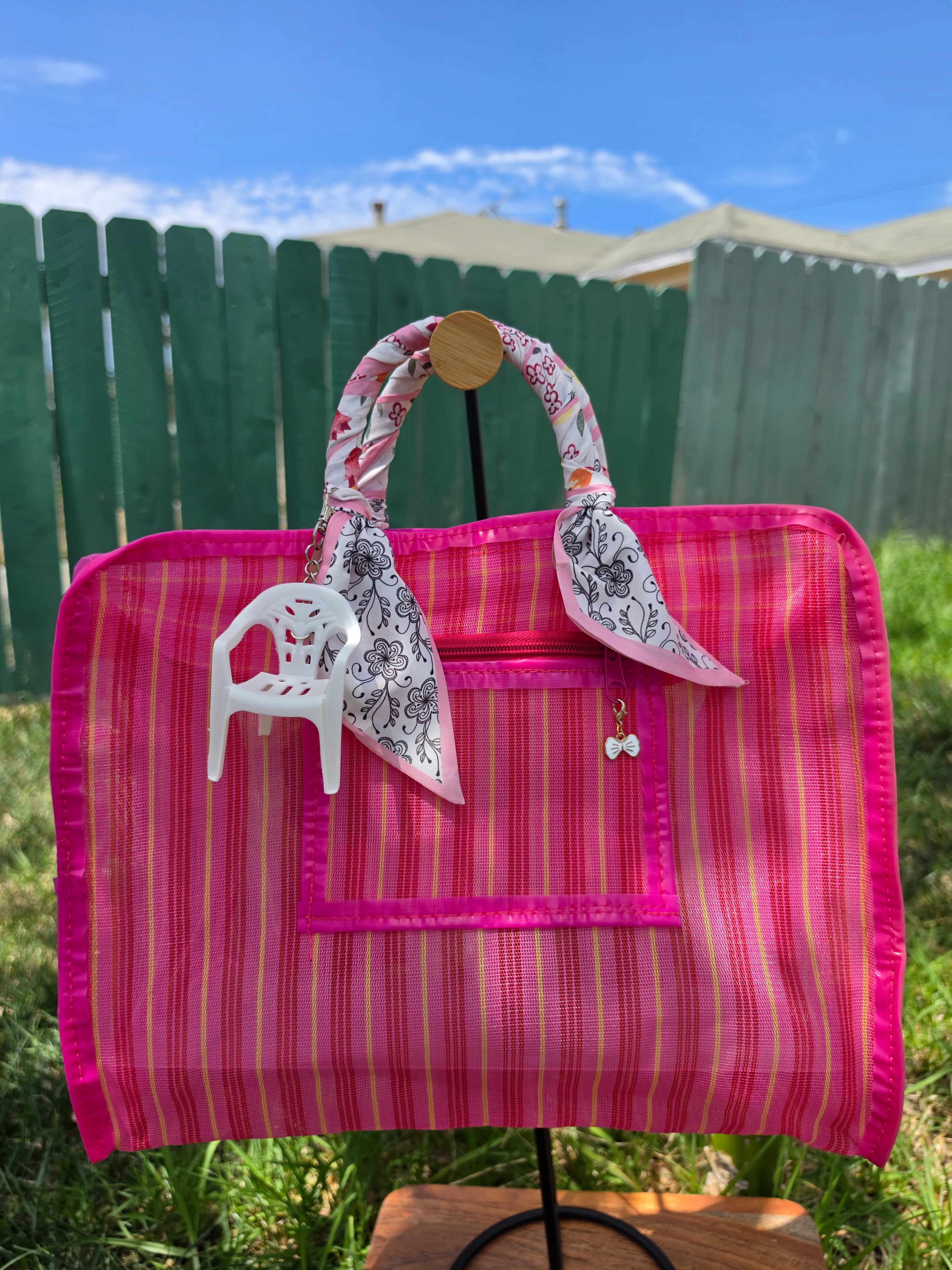 Charm de moño esmaltado en zipper trasero de bolsa mexicana