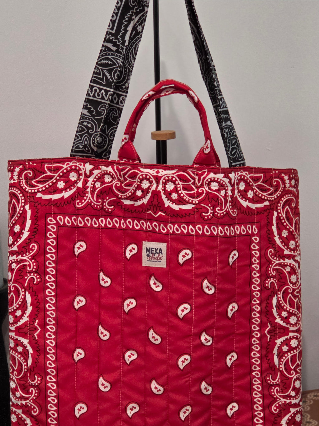 Tote Bag Acolchada Reversible "Bandana Mix" - Rojo y Negro con Bolsillo Amarillo Neón y Estuche de Lentes