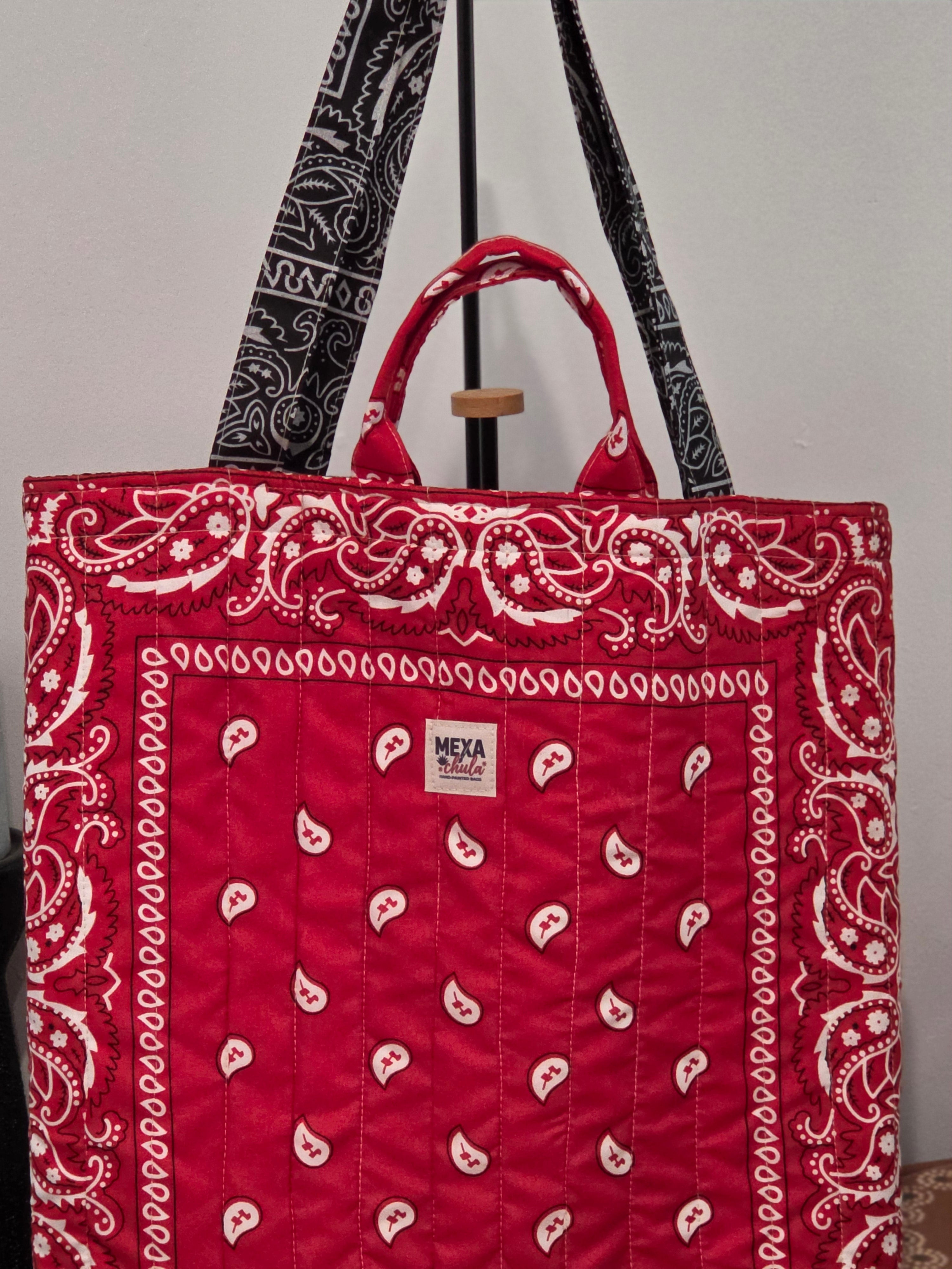 Tote Bag Acolchada Reversible "Bandana Mix" - Rojo y Negro con Bolsillo Amarillo Neón y Estuche de Lentes