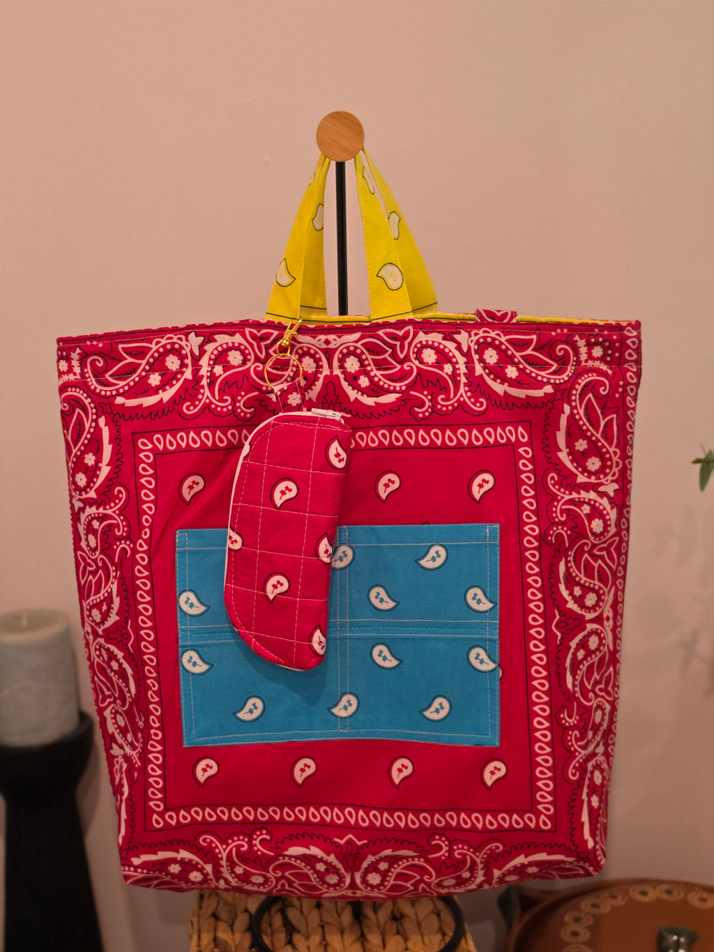 Tote Bag Acolchada Reversible "Bandana Mix" - Amarillo y Rosa Fiusha con Estuche de Lentes Combinado