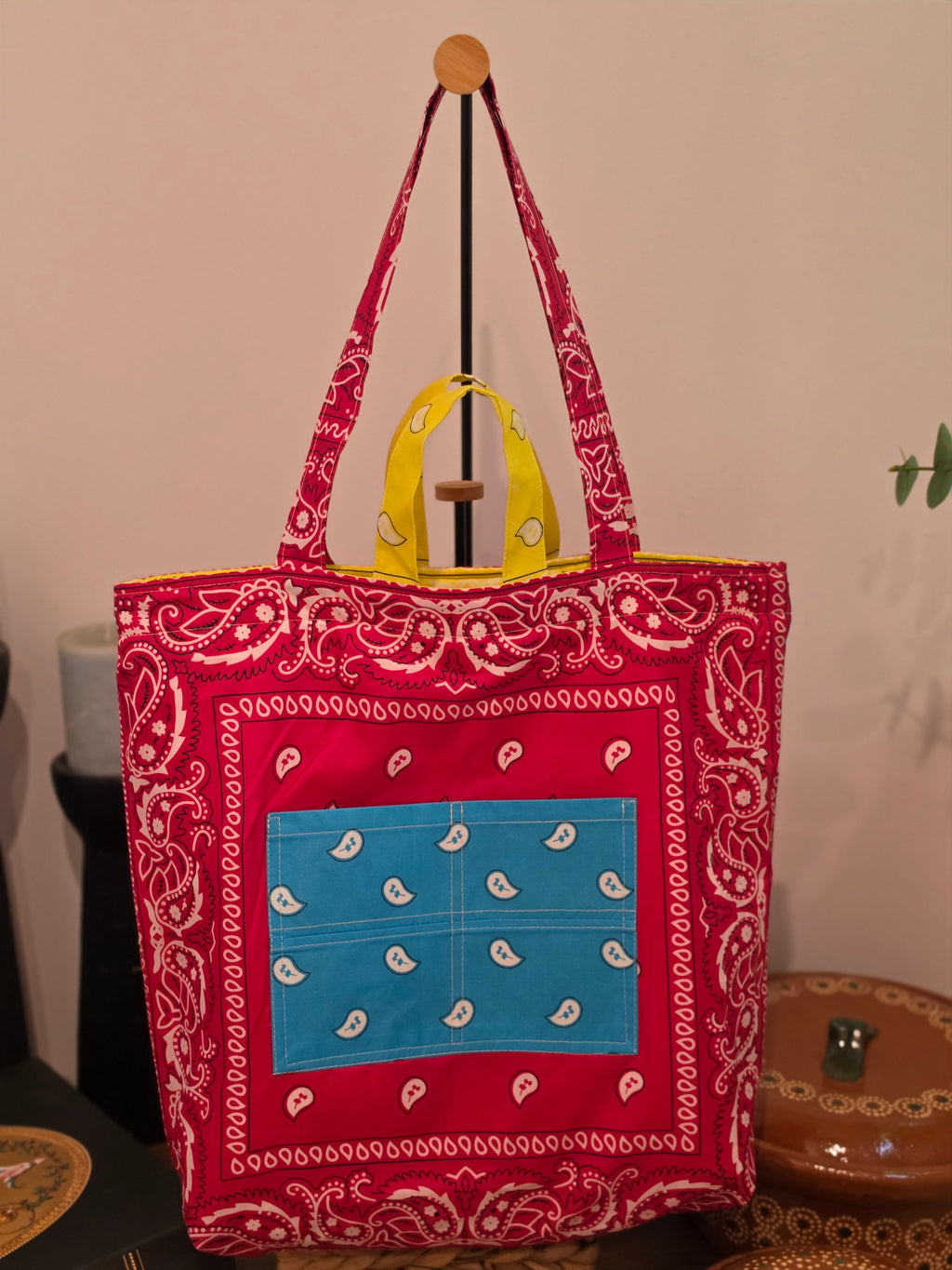 Tote Bag Acolchada Reversible "Bandana Mix" - Amarillo y Rosa Fiusha con Estuche de Lentes Combinado