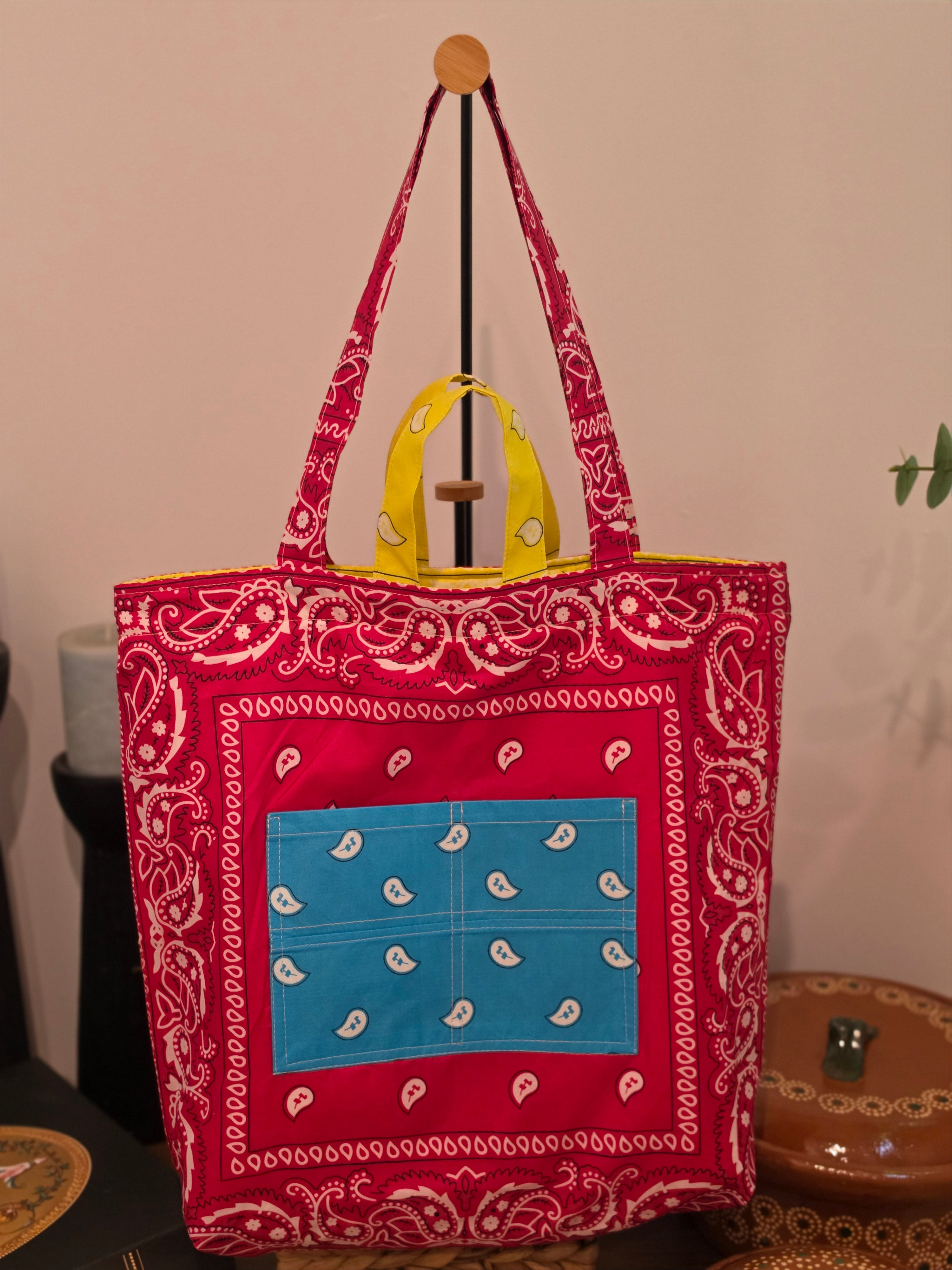 Tote Bag Acolchada Reversible "Bandana Mix" - Amarillo y Rosa Fiusha con Estuche de Lentes Combinado