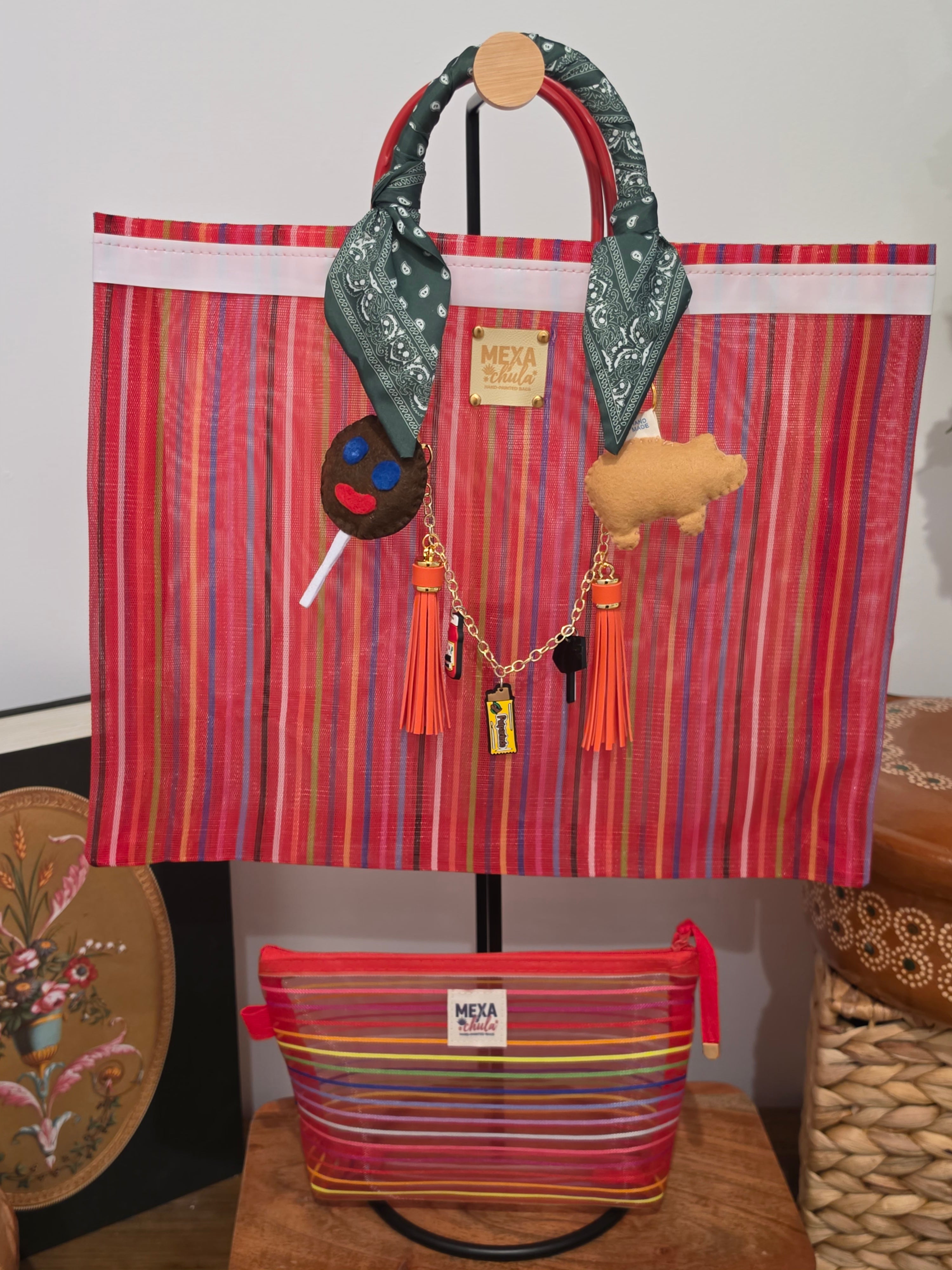 Bolso de Mercado Mediano "Antojos Mexicanos" con Dijes de Cochinito y Paleta Payaso Artesanal