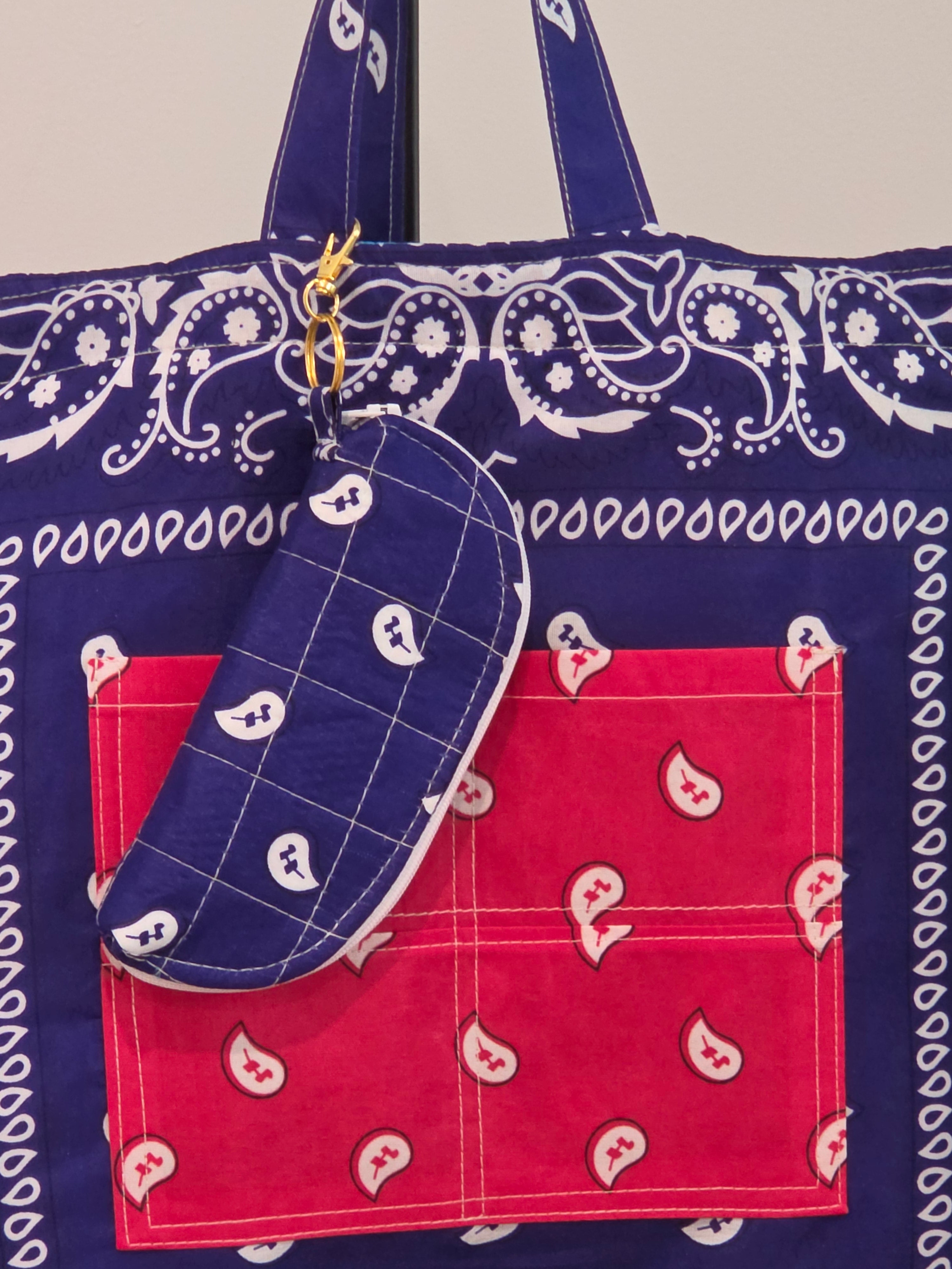 Tote Bag Acolchada Reversible "Bandana Mix" - Azul Celeste y Marino con Bolsillo Rojo y Estuche de Lentes