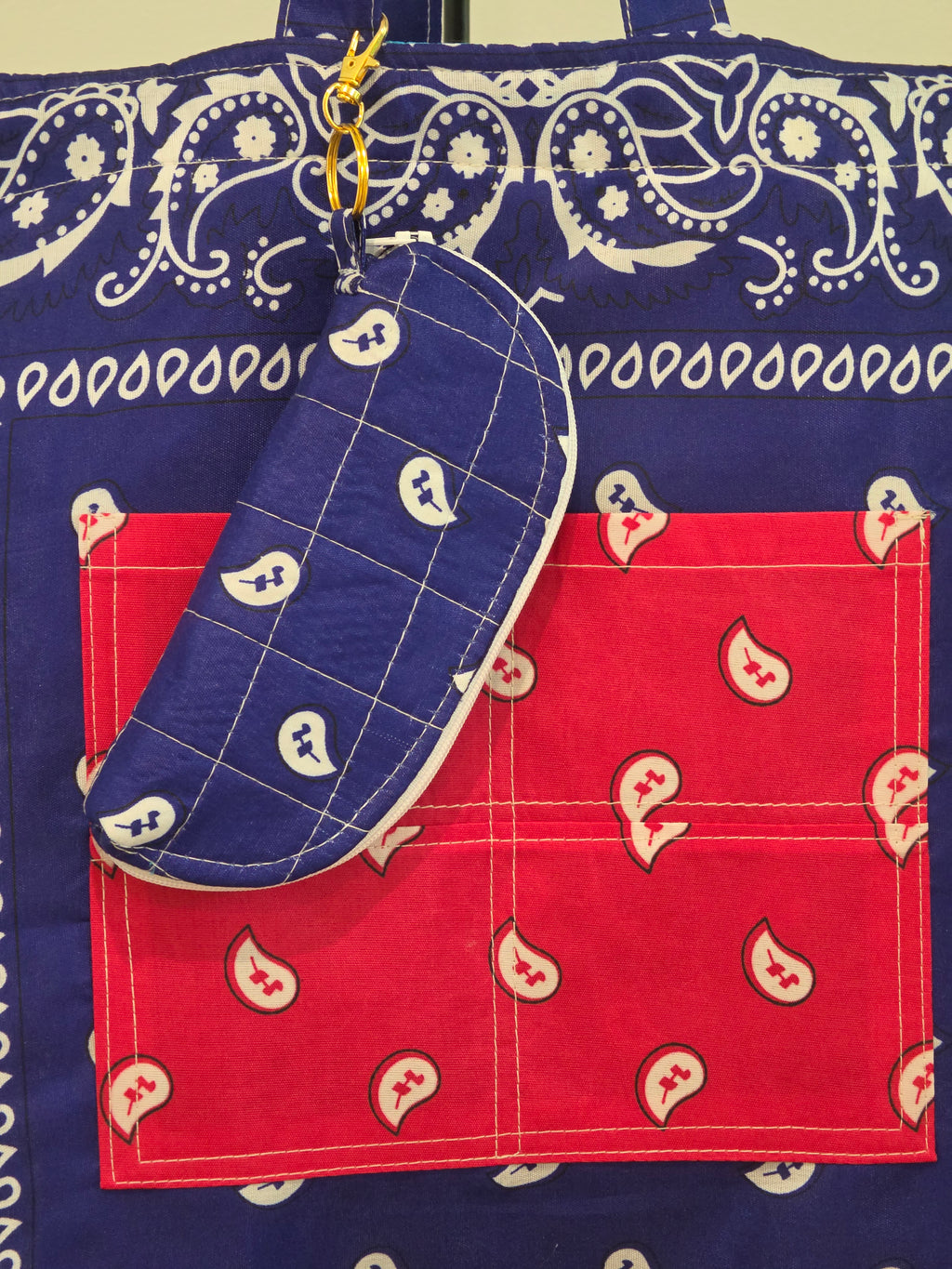 Tote Bag Acolchada Reversible "Bandana Mix" - Azul Celeste y Marino con Bolsillo Rojo y Estuche de Lentes