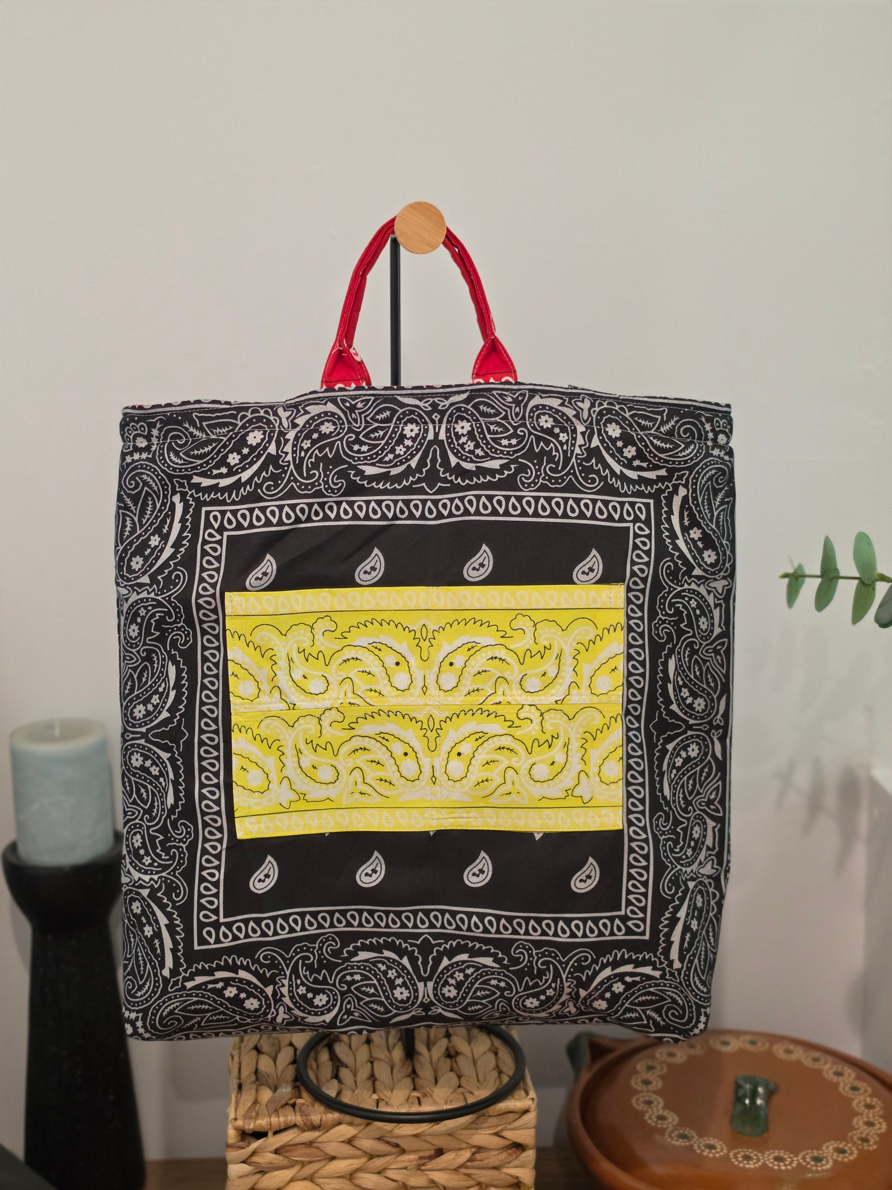 Tote Bag Acolchada Reversible "Bandana Mix" - Rojo y Negro con Bolsillo Amarillo Neón y Estuche de Lentes