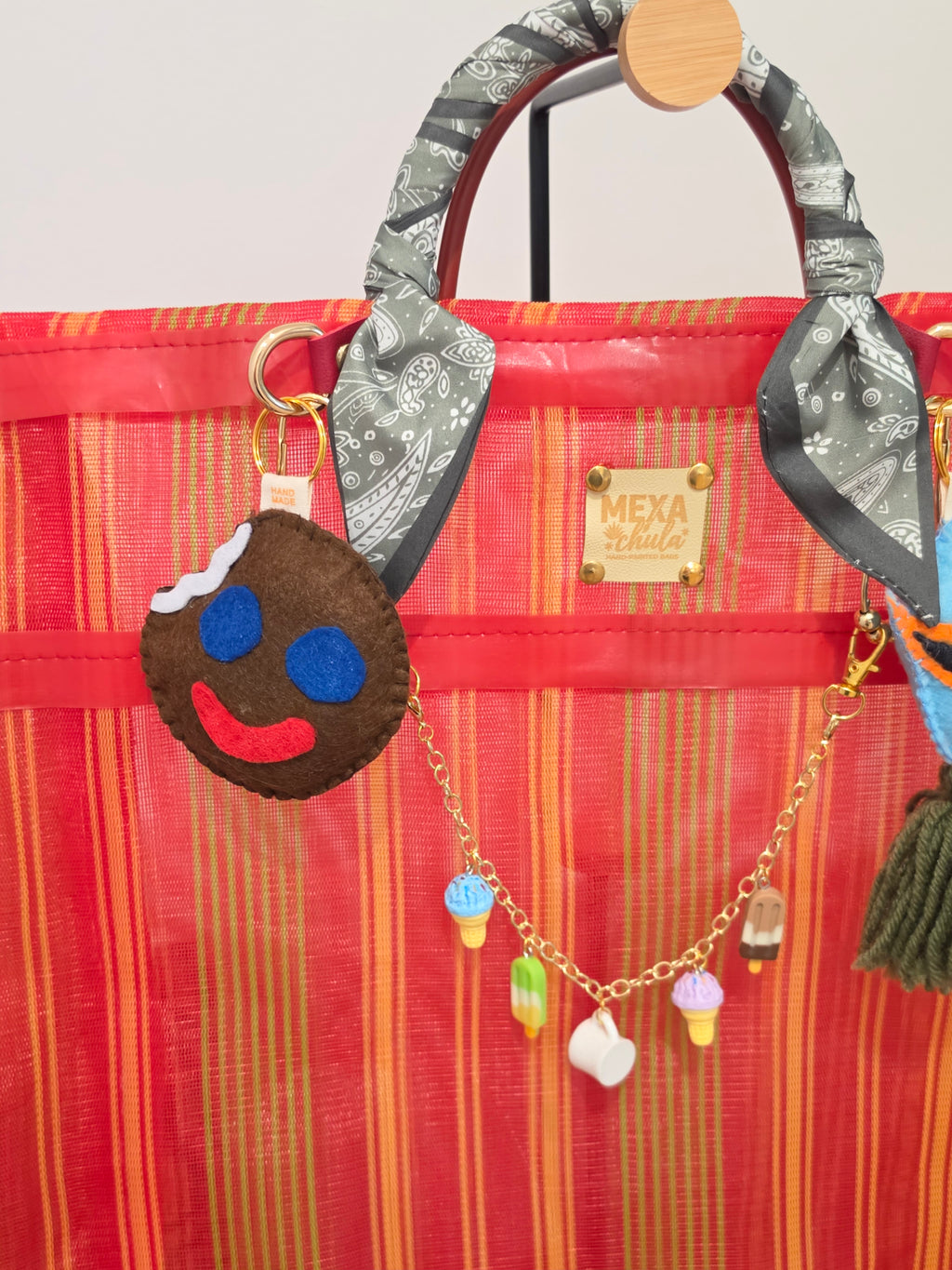 Bolso de Mercado Grande "Lucha y Dulzura" con Dijes de Luchador y Galleta Artesanal