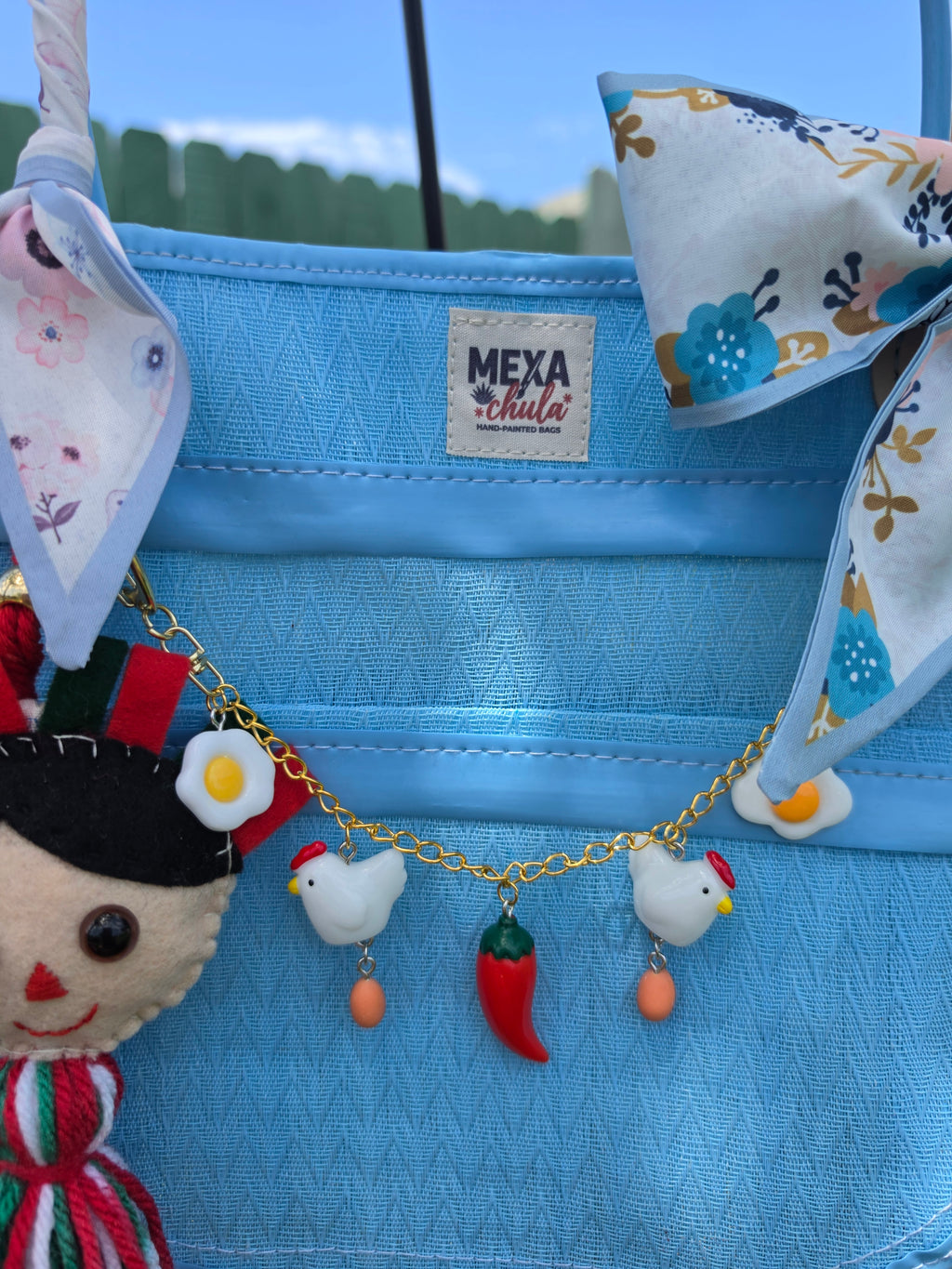 Detalle de charms artesanales: dulce de coco, fresa y plátano en bolsa mexicana