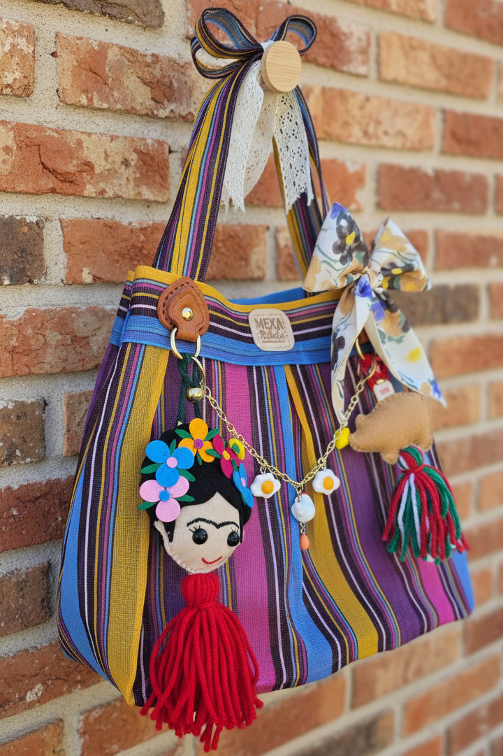 Bolsa de mercado mexicana de rayas multicolor con charm de Frida con corona de flores y moño floral