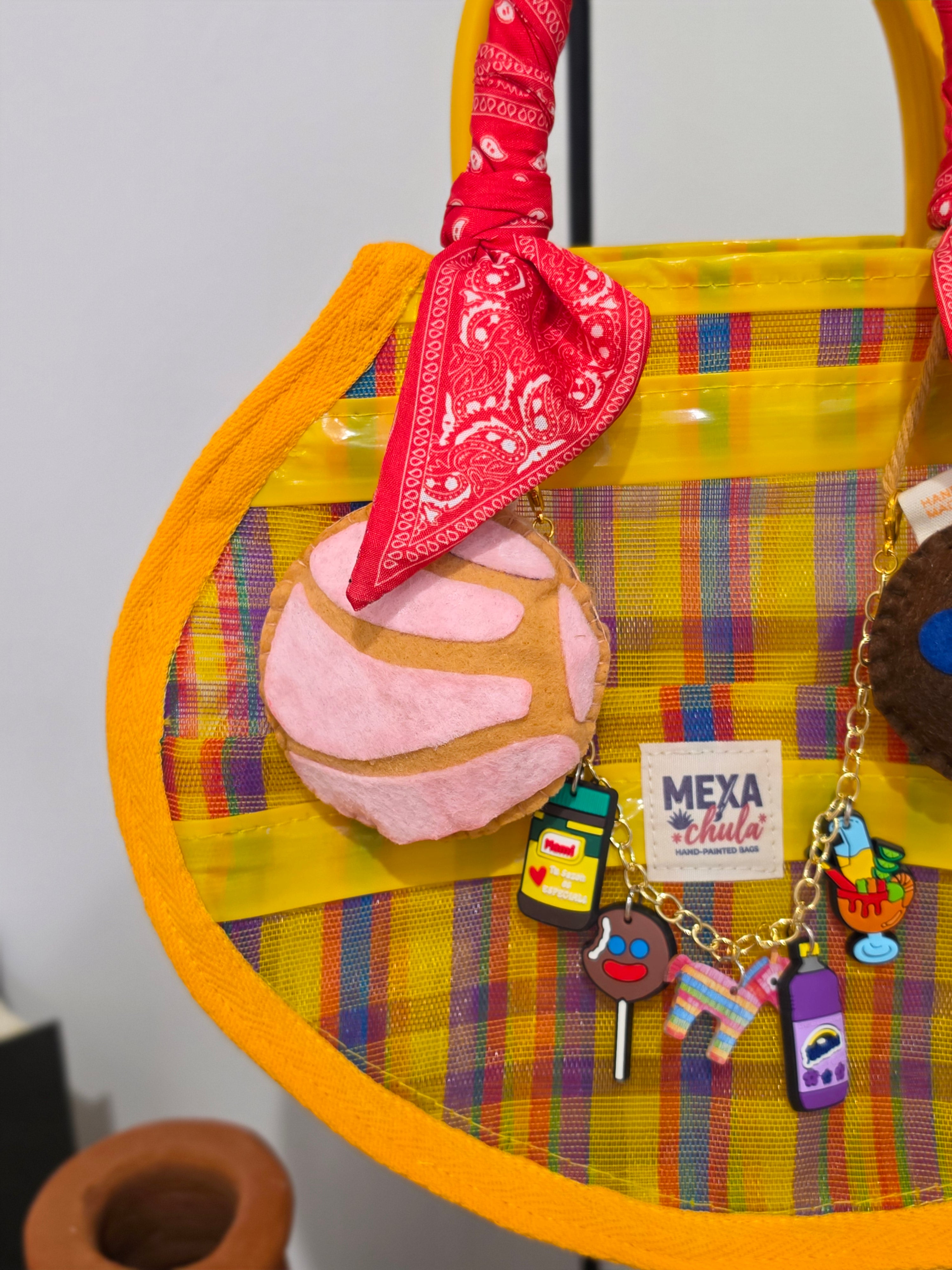 Bolso de Mercado Ovalado "Nostalgia Mexicana" con Dijes Artesanales