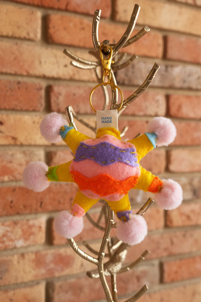 Llavero Artesanal de Fieltro "Piñata de Estrella" con Pompones