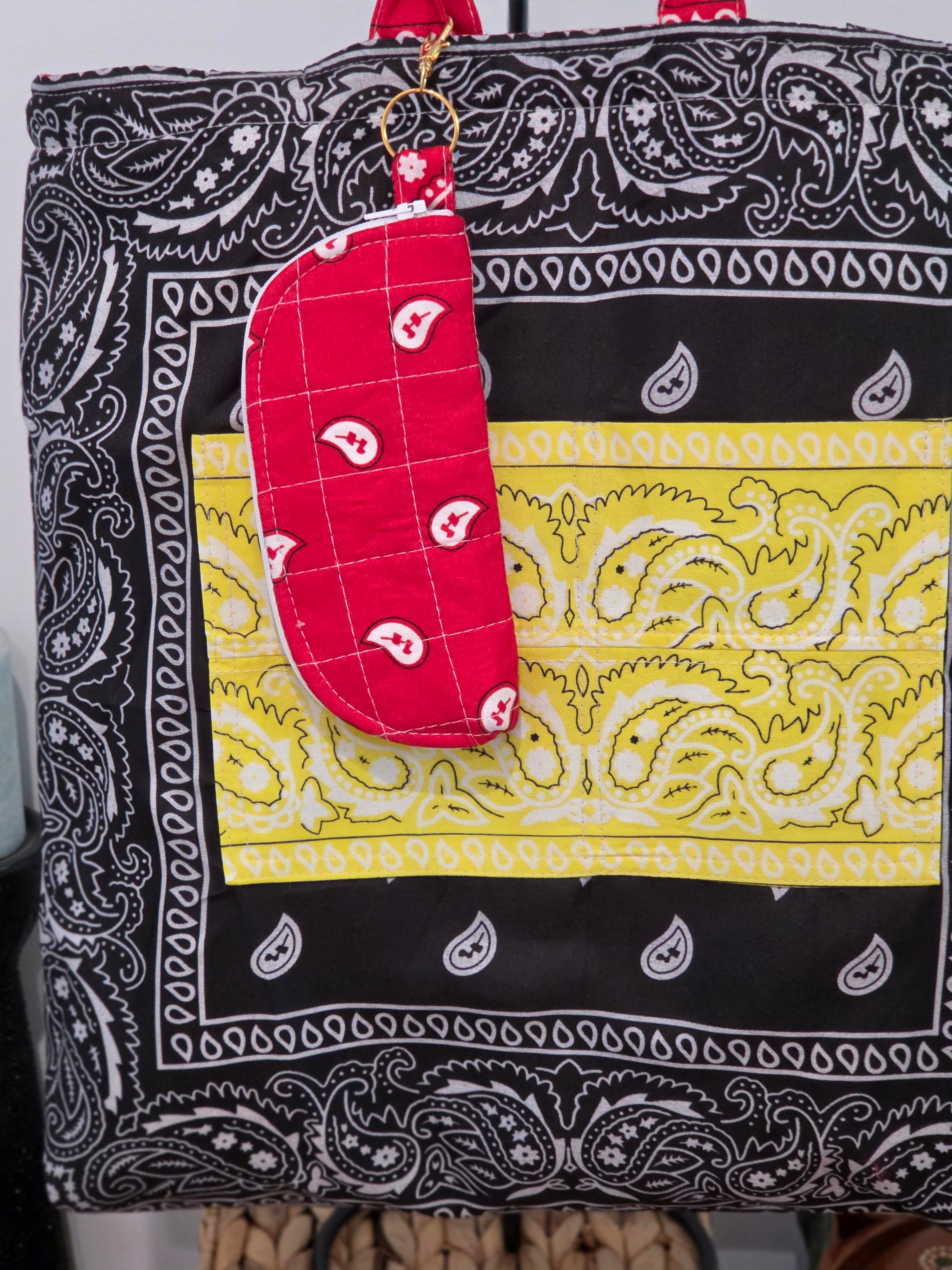 Tote Bag Acolchada Reversible "Bandana Mix" - Rojo y Negro con Bolsillo Amarillo Neón y Estuche de Lentes