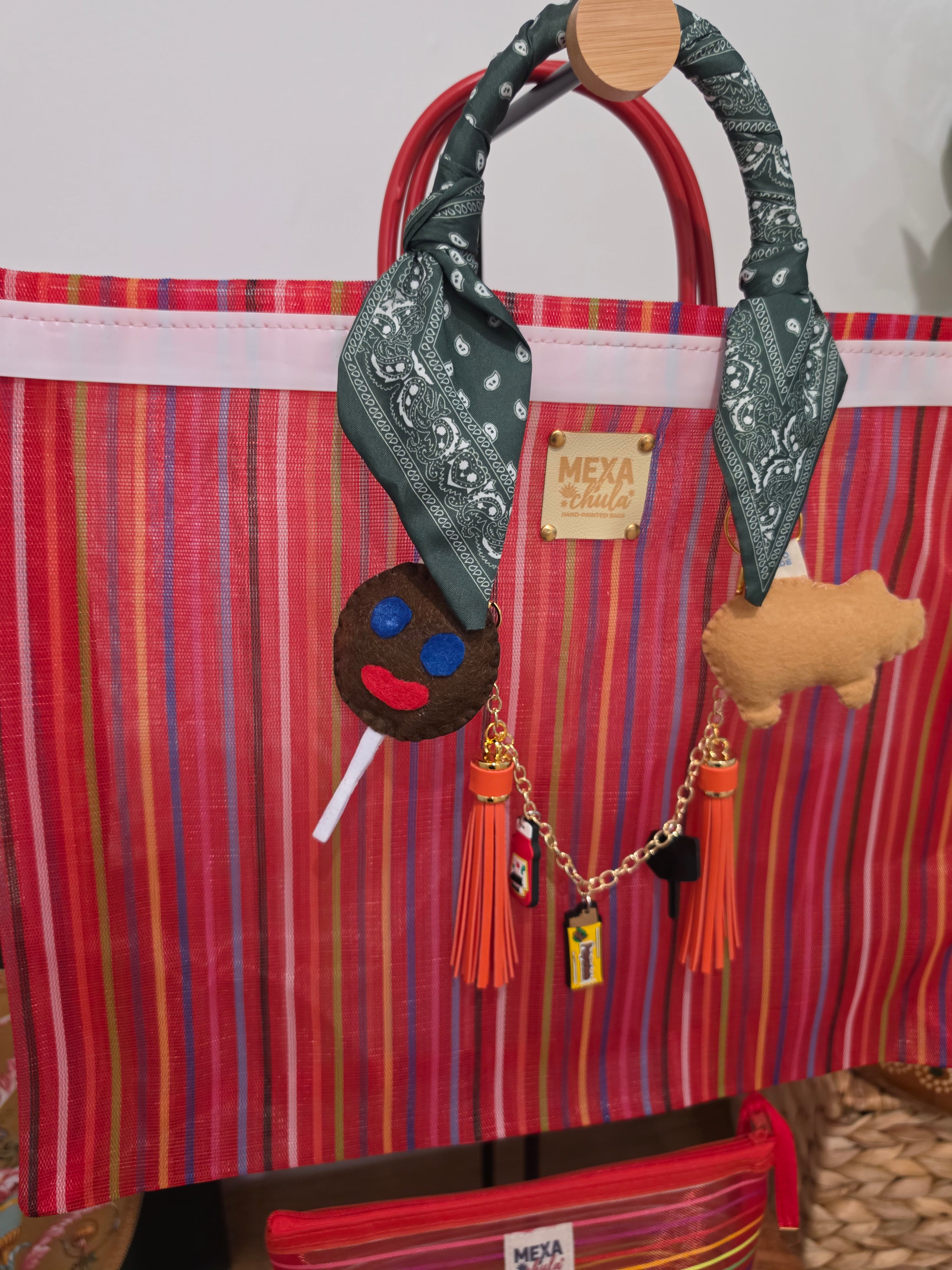 Bolso de Mercado Mediano "Antojos Mexicanos" con Dijes de Cochinito y Paleta Payaso Artesanal
