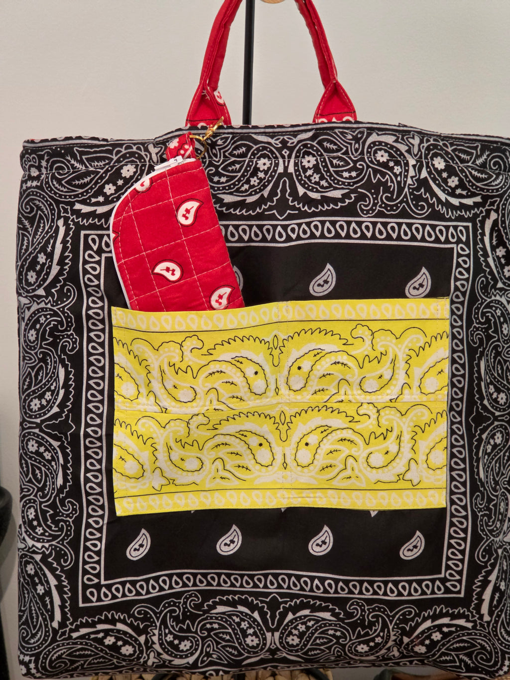 Tote Bag Acolchada Reversible "Bandana Mix" - Rojo y Negro con Bolsillo Amarillo Neón y Estuche de Lentes