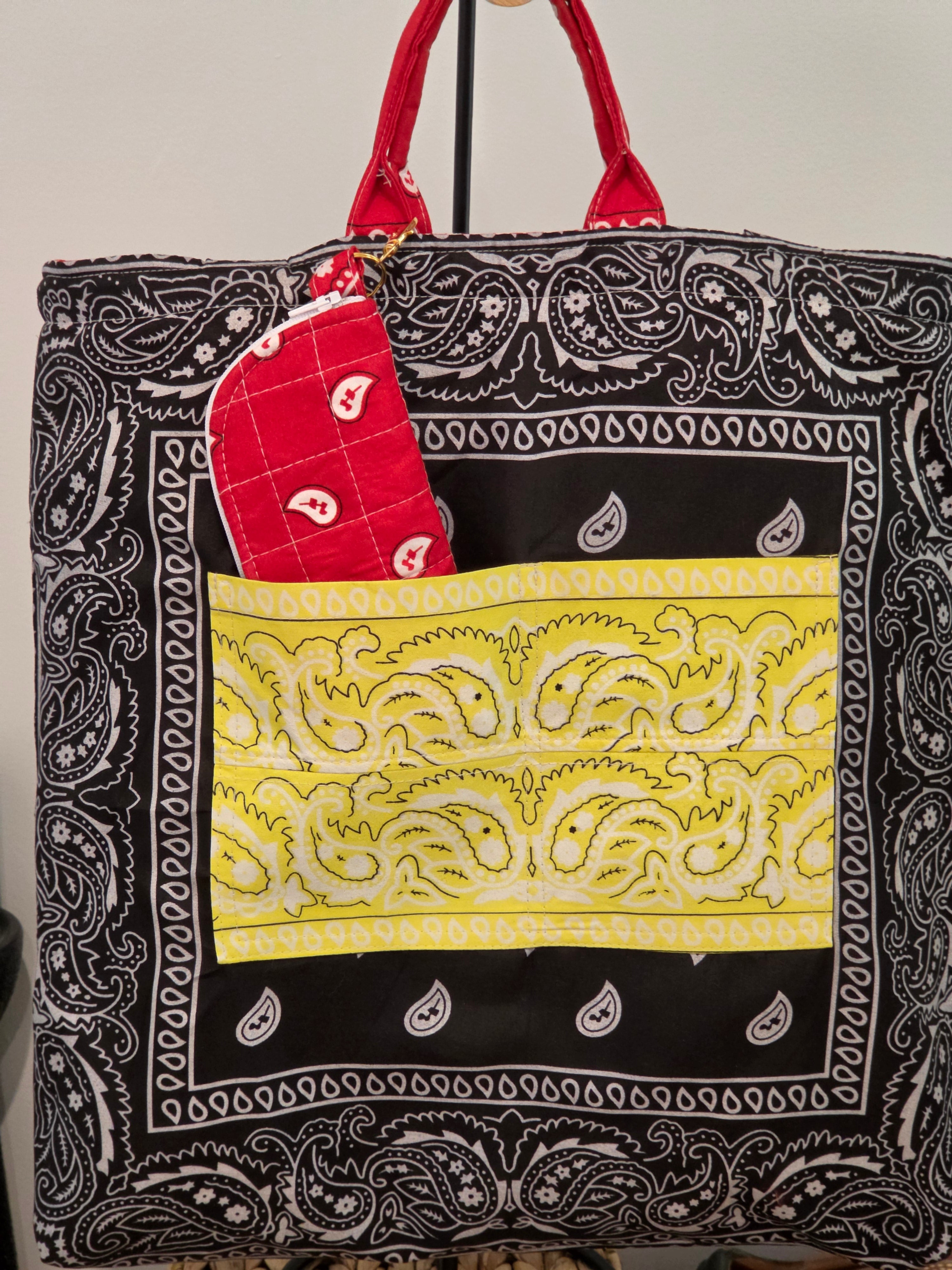 Tote Bag Acolchada Reversible "Bandana Mix" - Rojo y Negro con Bolsillo Amarillo Neón y Estuche de Lentes