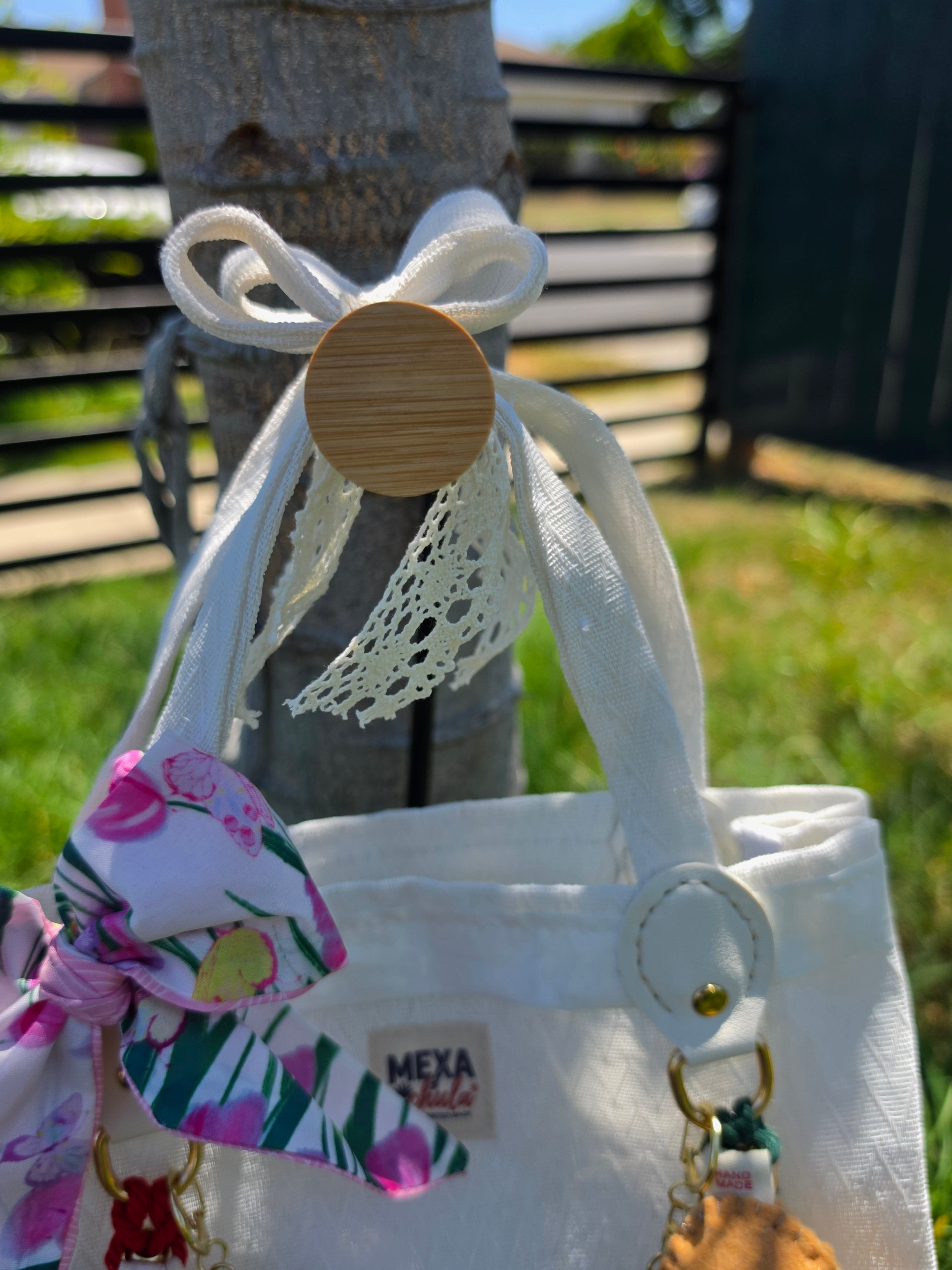 Detalle del moño de encaje blanco en asa de bolso de mercado mexicano artesanal