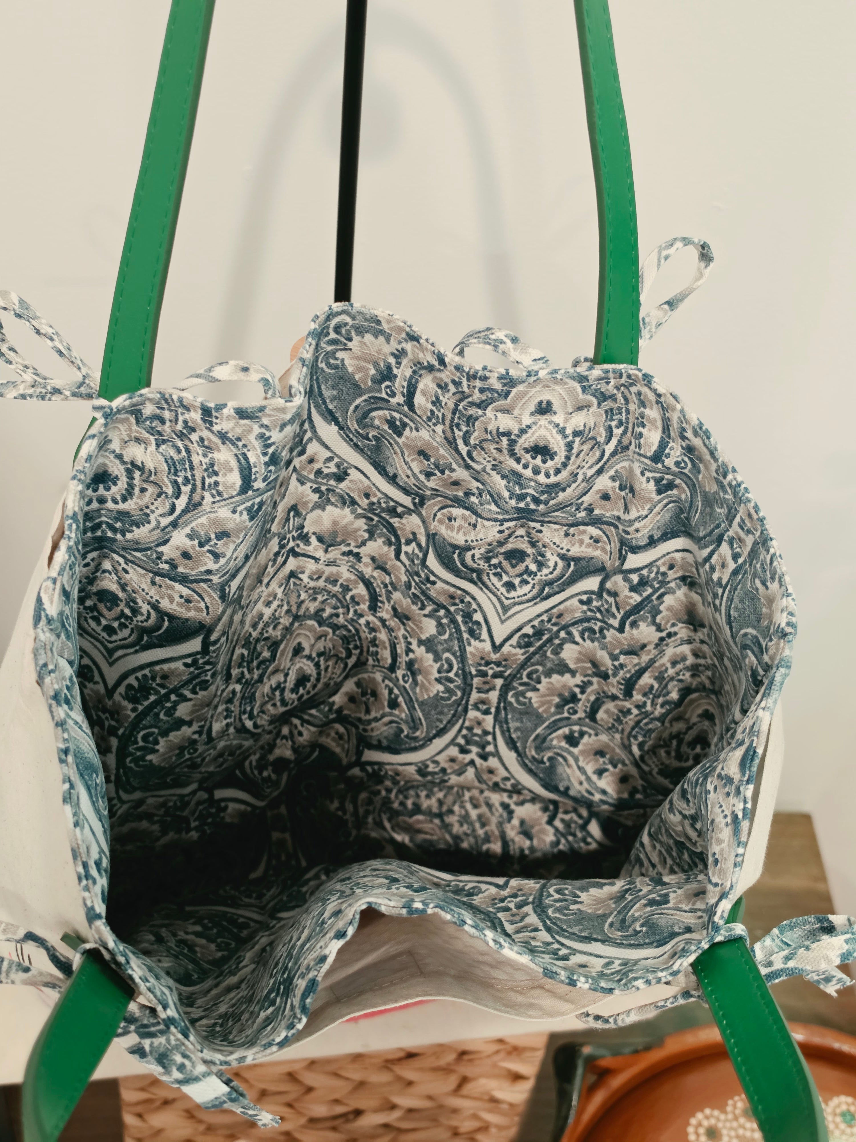 Tote Bag Pintada a Mano "Sobreviviente a la Chancla" - Set Premium 2 en 1 Desmontable