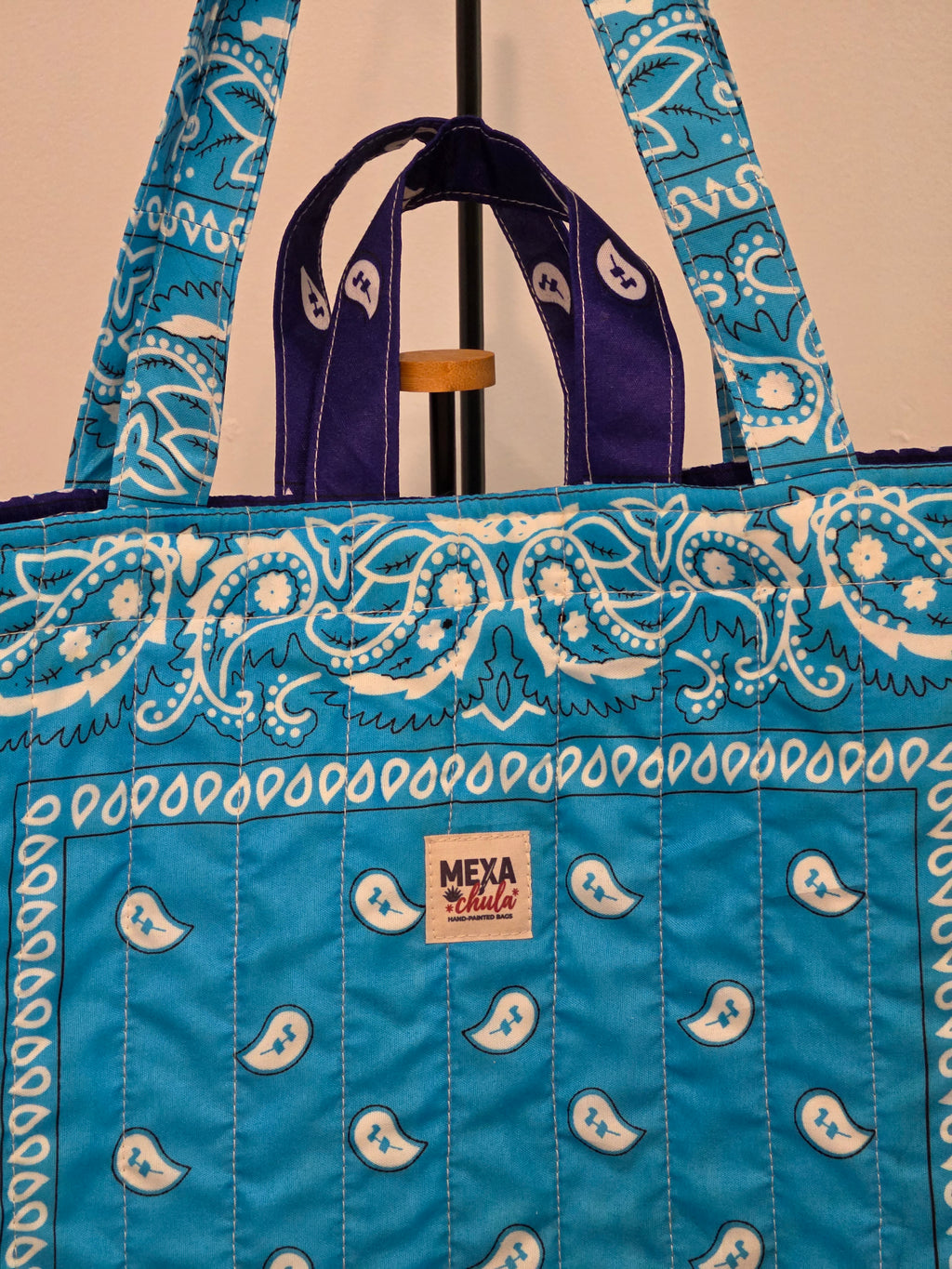 Tote Bag Acolchada Reversible "Bandana Mix" - Azul Celeste y Marino con Bolsillo Rojo y Estuche de Lentes
