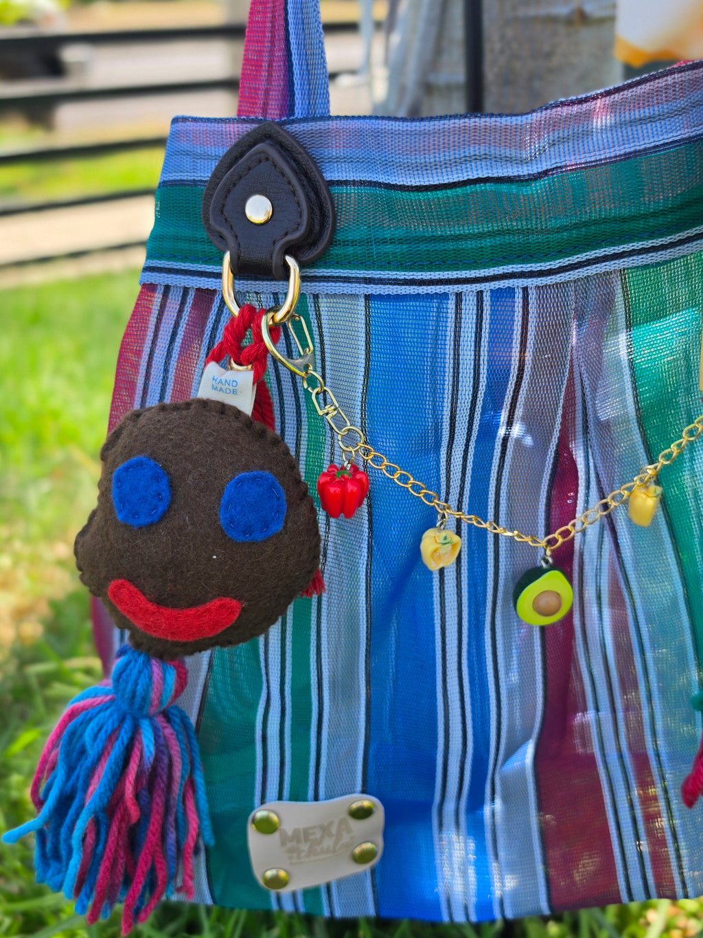 Charm de carita sonriente de fieltro con cadena de dijes de vegetales en bolsa de mercado mexicana artesanal