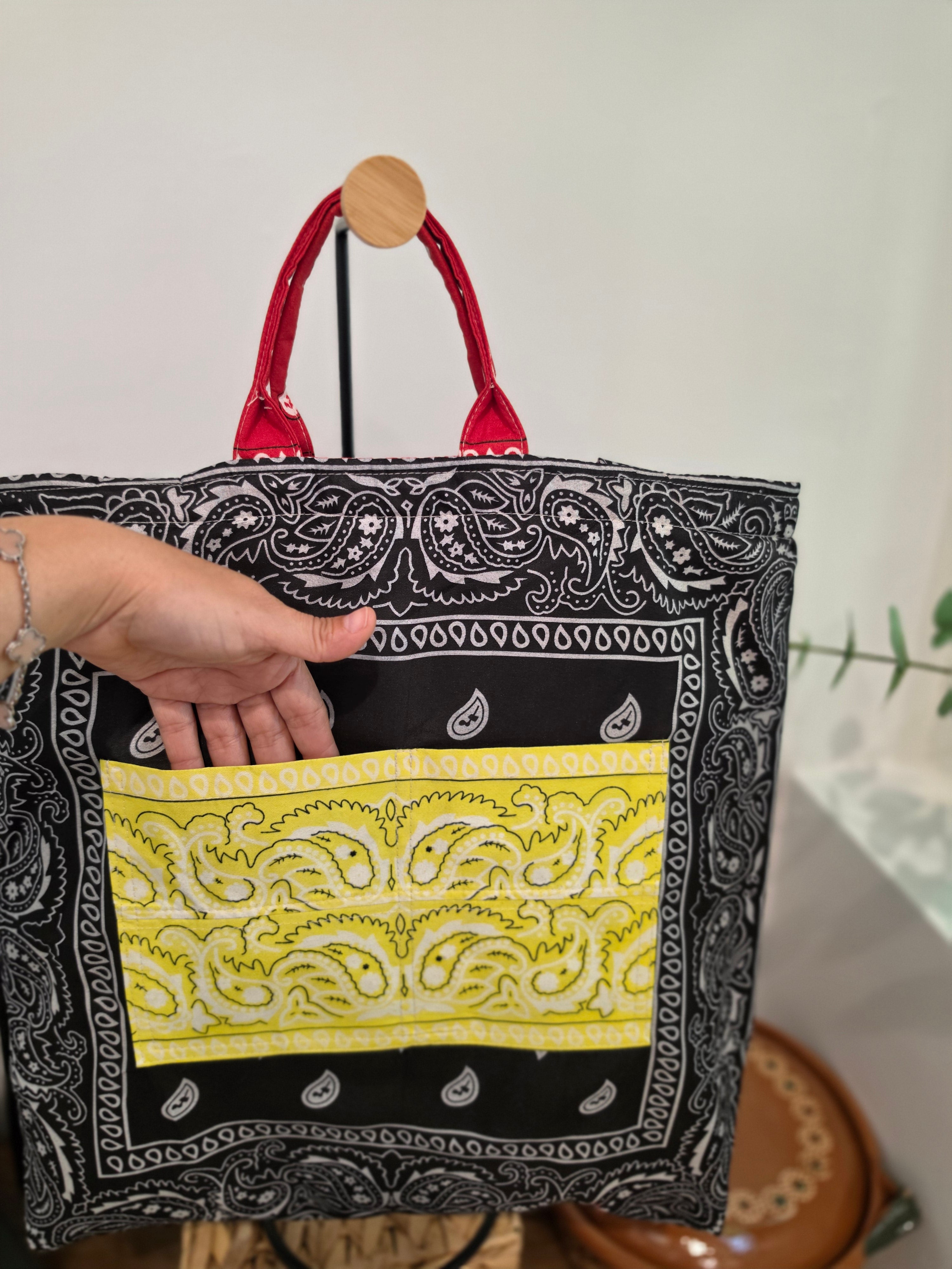 Tote Bag Acolchada Reversible "Bandana Mix" - Rojo y Negro con Bolsillo Amarillo Neón y Estuche de Lentes