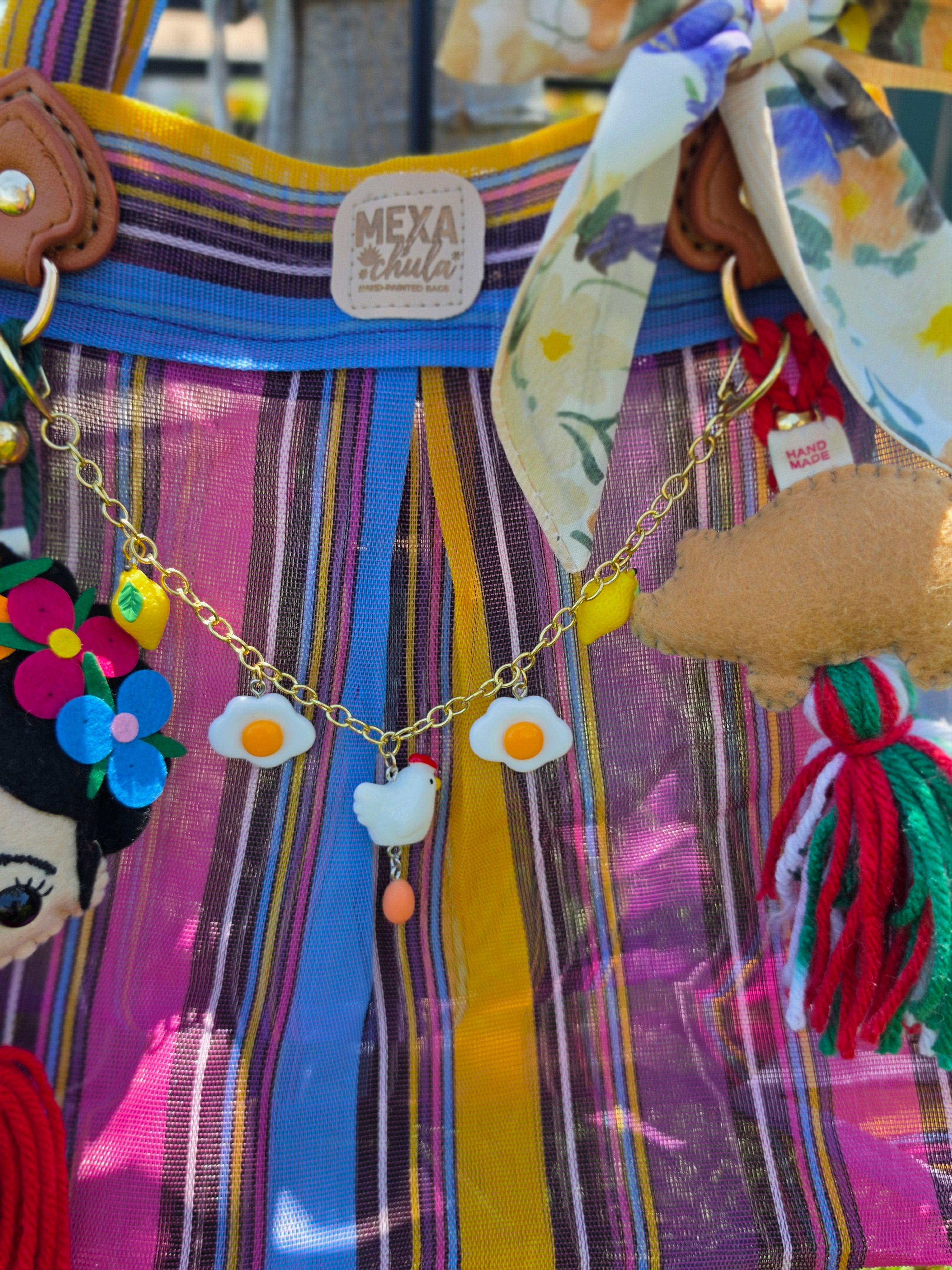 Cadena de dijes de huevos estrellados, limón y gallina en bolsa de mercado mexicana artesanal