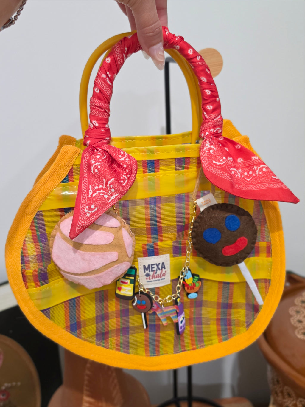 Bolso de Mercado Ovalado "Nostalgia Mexicana" con Dijes Artesanales