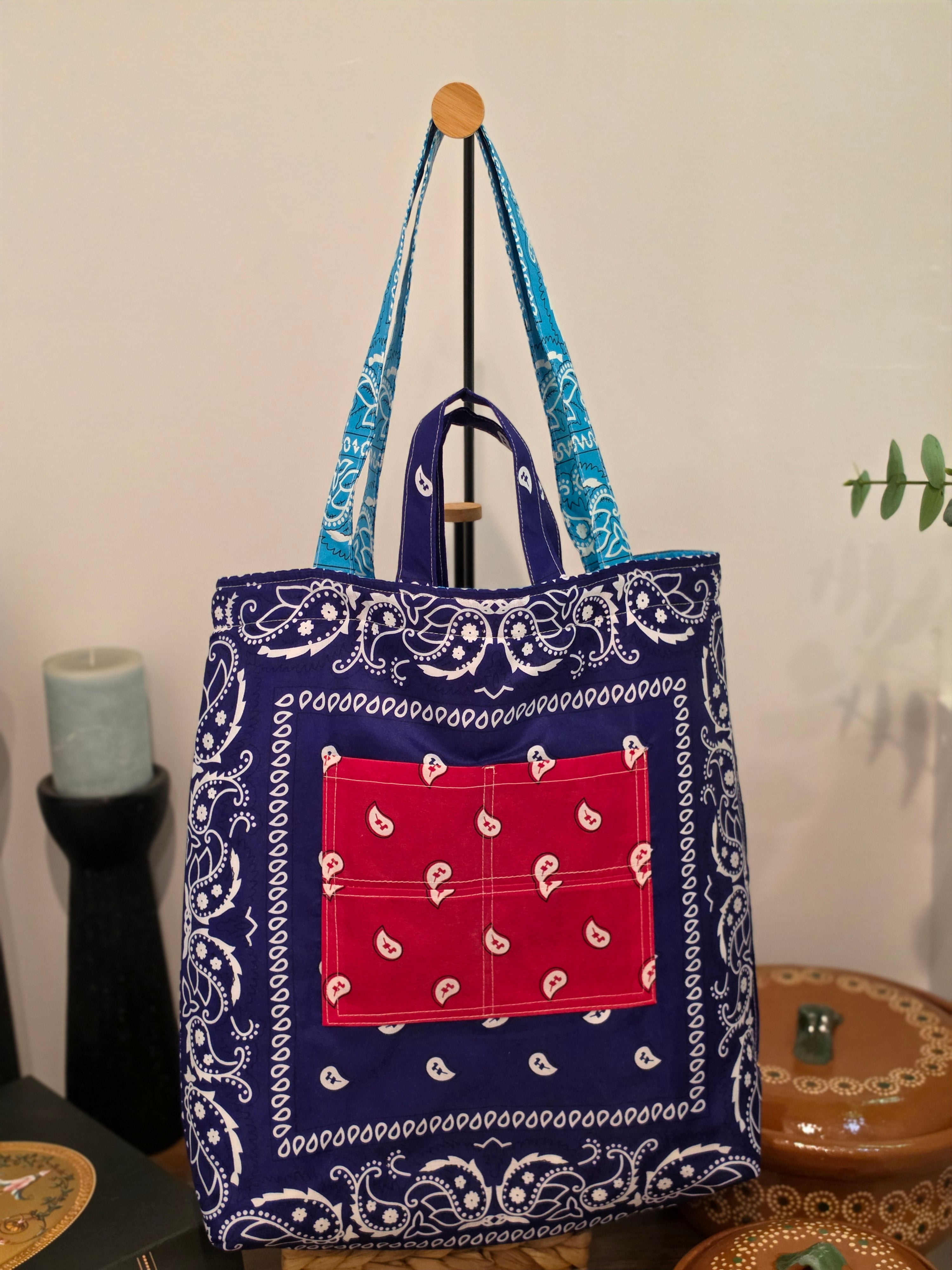 Tote Bag Acolchada Reversible "Bandana Mix" - Azul Celeste y Marino con Bolsillo Rojo y Estuche de Lentes