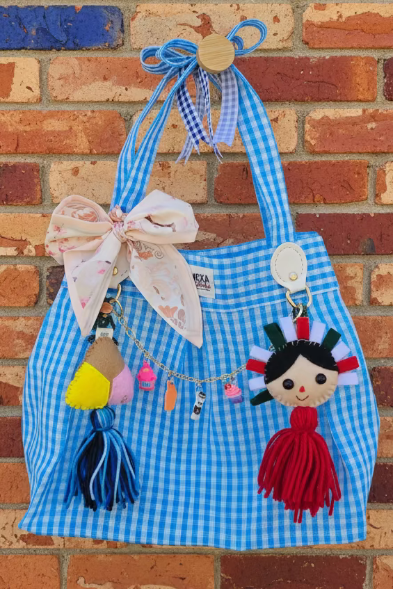 Bolsa de mercado mexicana azul a cuadros con set completo de charms artesanales