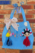 Bolsa de mercado mexicana azul a cuadros con set completo de charms artesanales
