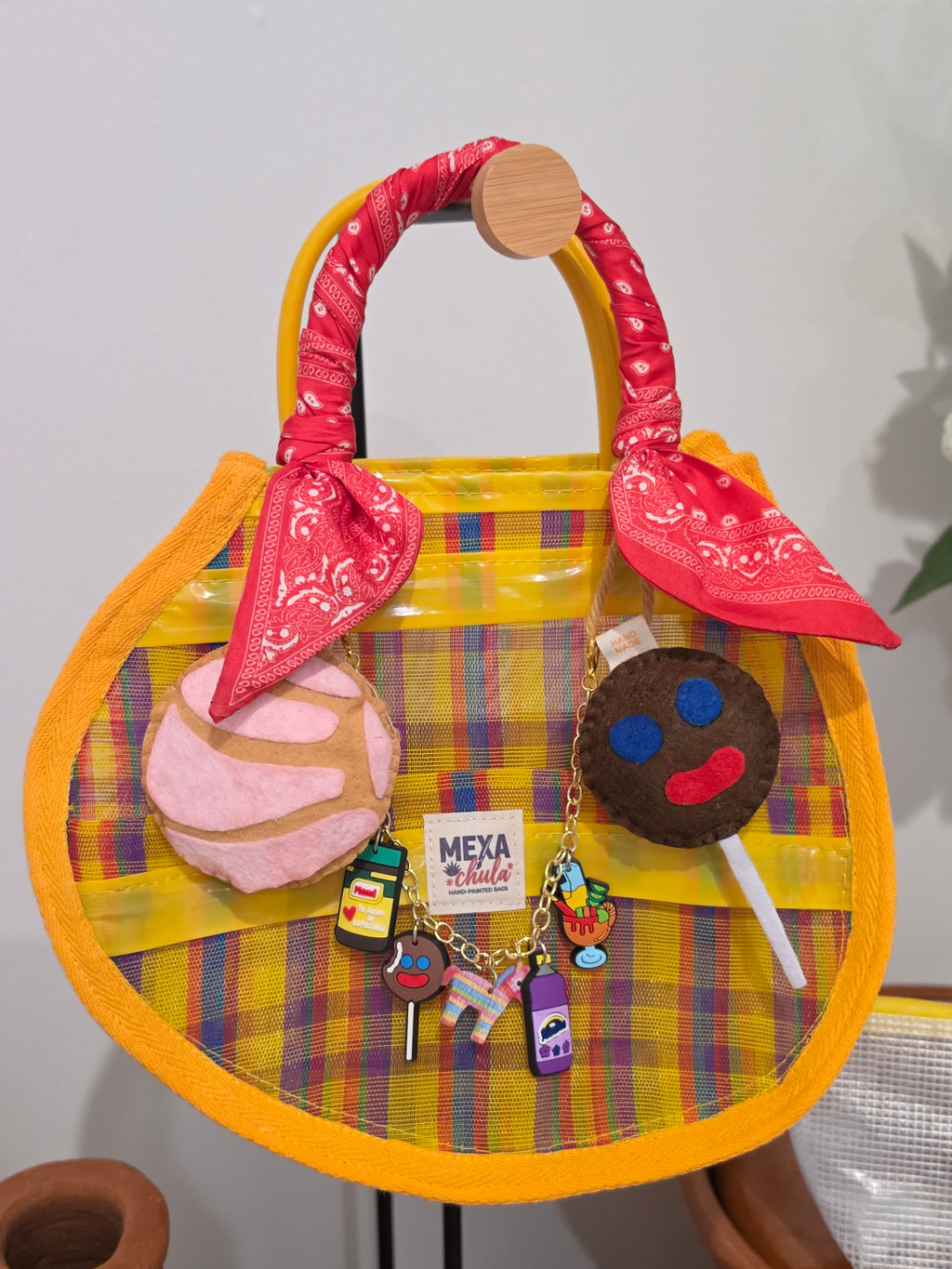 Bolso de Mercado Ovalado "Nostalgia Mexicana" con Dijes Artesanales