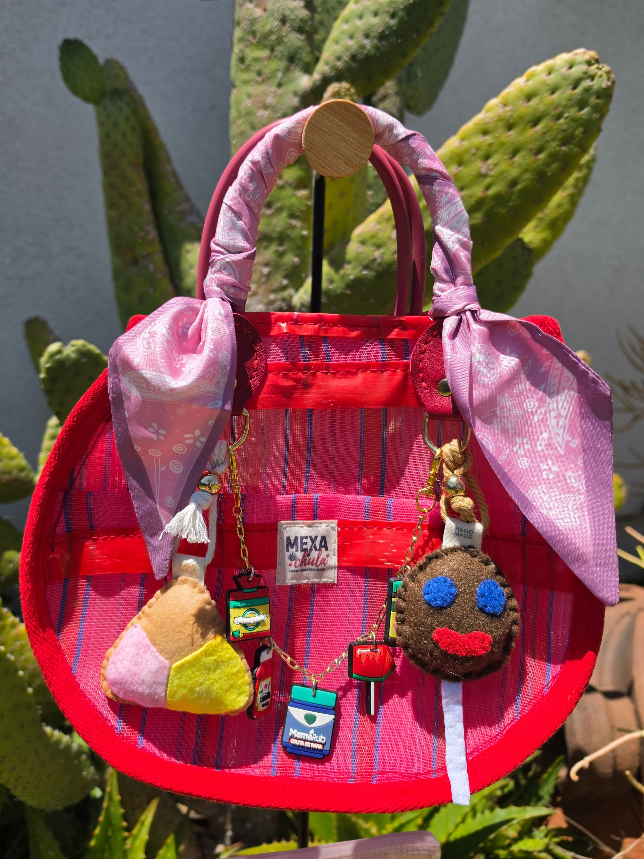 Bolso "Chula Circular" – Edición Rosa Mexicano con Charms Artesanales