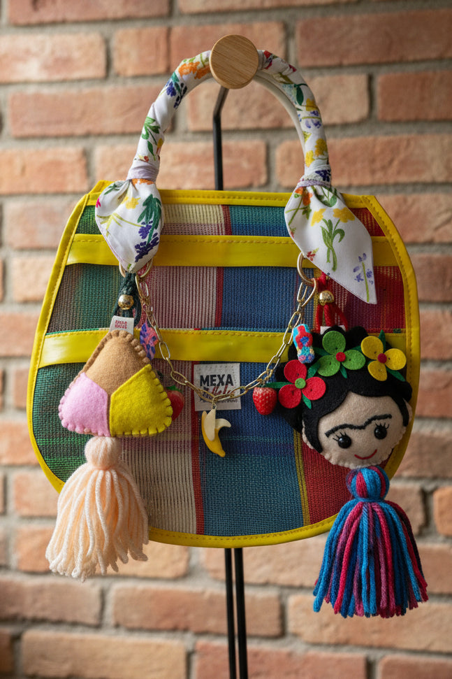 Bolsa de mercado mexicana amarilla con charm de dulce de coco tejido a mano
