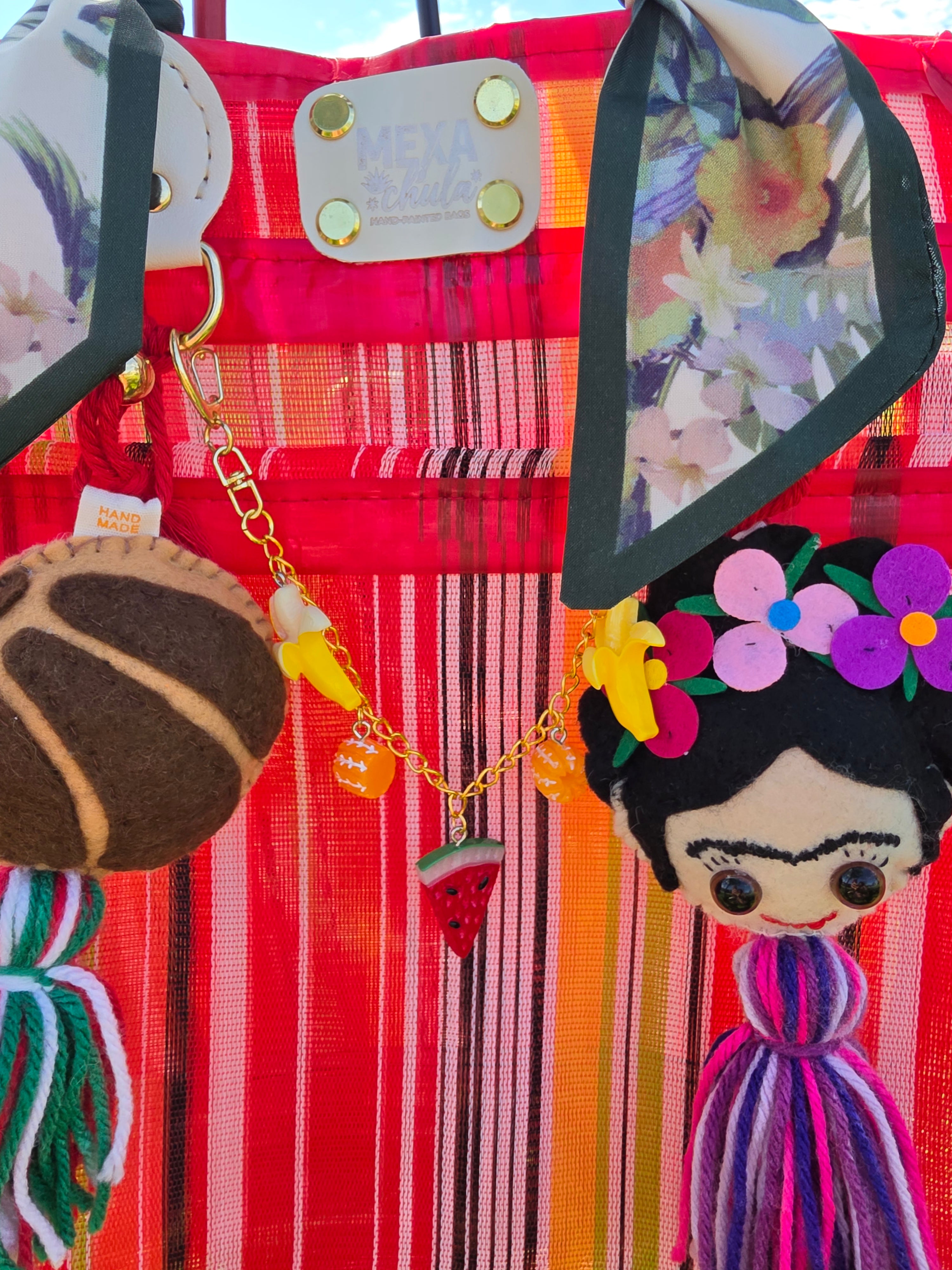 Bolsa de mercado roja mexicana con pañuelo floral y charms artesanales