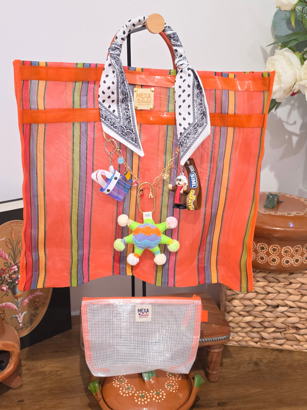 Bolso de Mercado Grande "Farmacia y Fiesta" con Dijes del Dr. Simi y Piñata Artesanal