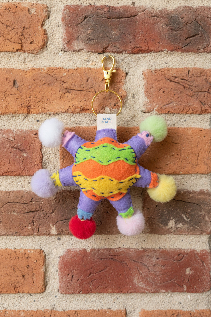 Llavero Artesanal de Fieltro "Piñata de Estrella" con Pompones