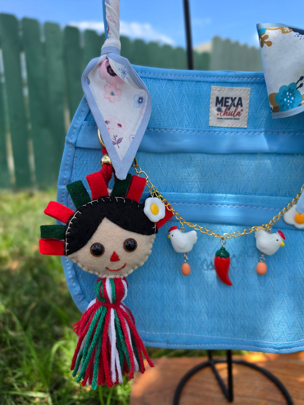 Bolsa redonda mexicana con asas de listón floral y charms hechos a mano