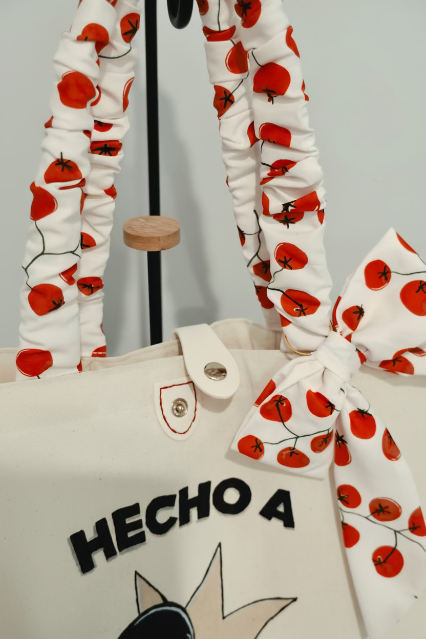 Tote Bag Pintada a Mano - Edición "Hecho a Chanclazos" (Set Premium con Cosmetiquera)