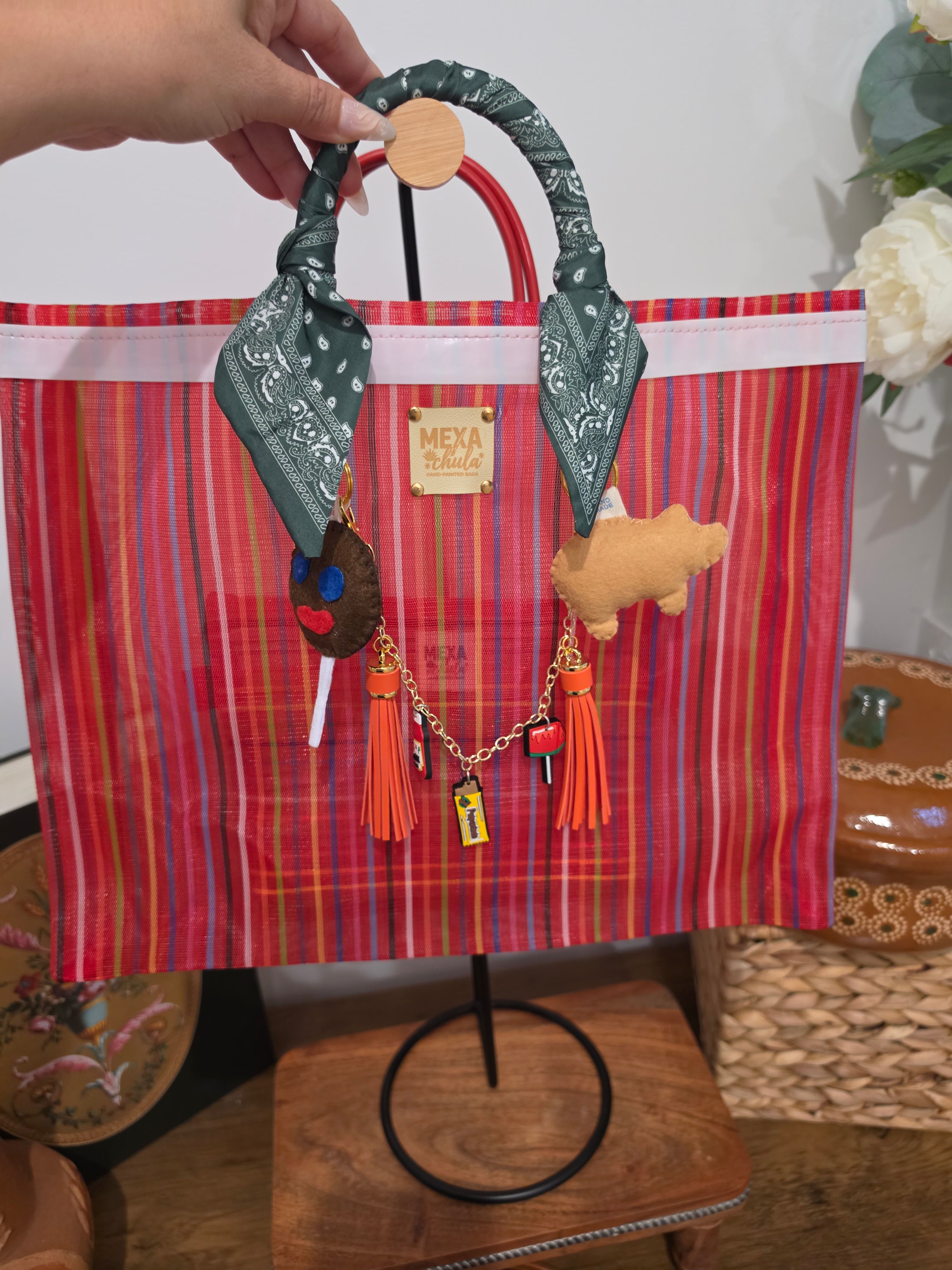 Bolso de Mercado Mediano "Antojos Mexicanos" con Dijes de Cochinito y Paleta Payaso Artesanal