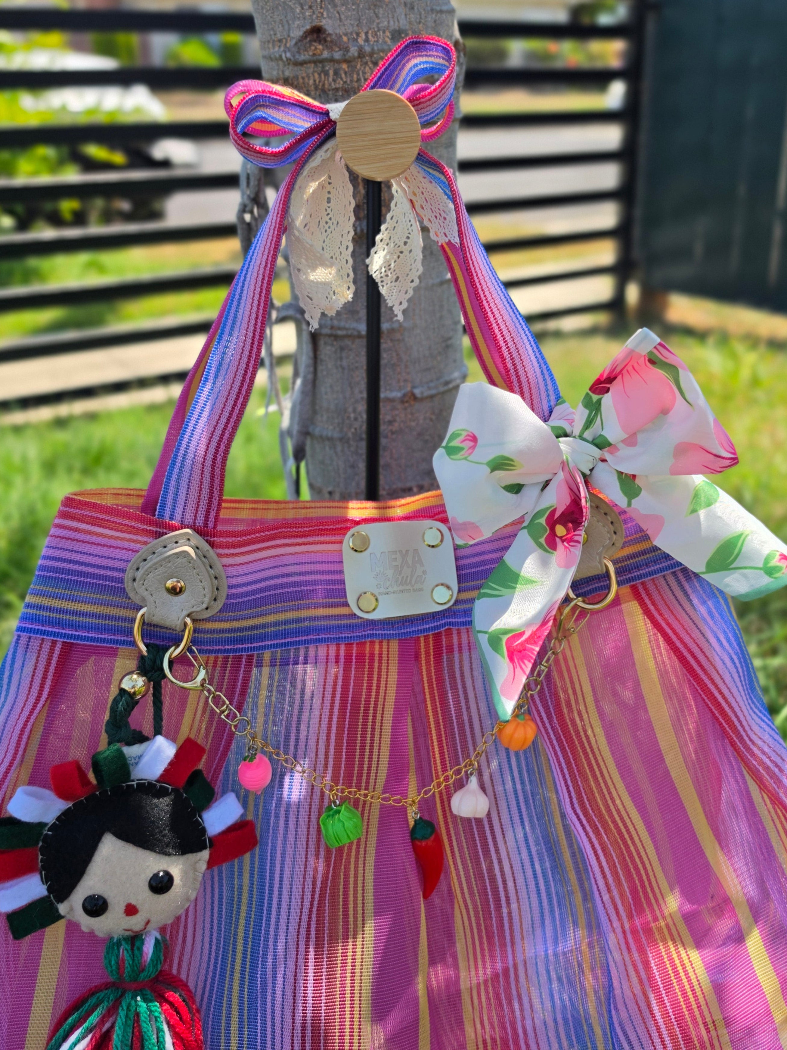 Vista frontal de bolsa de mercado mexicana con charm de muñequita de fieltro y cadena de dijes de verduras