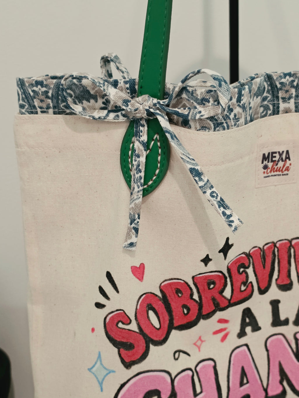 Tote Bag Pintada a Mano "Sobreviviente a la Chancla" - Set Premium 2 en 1 Desmontable