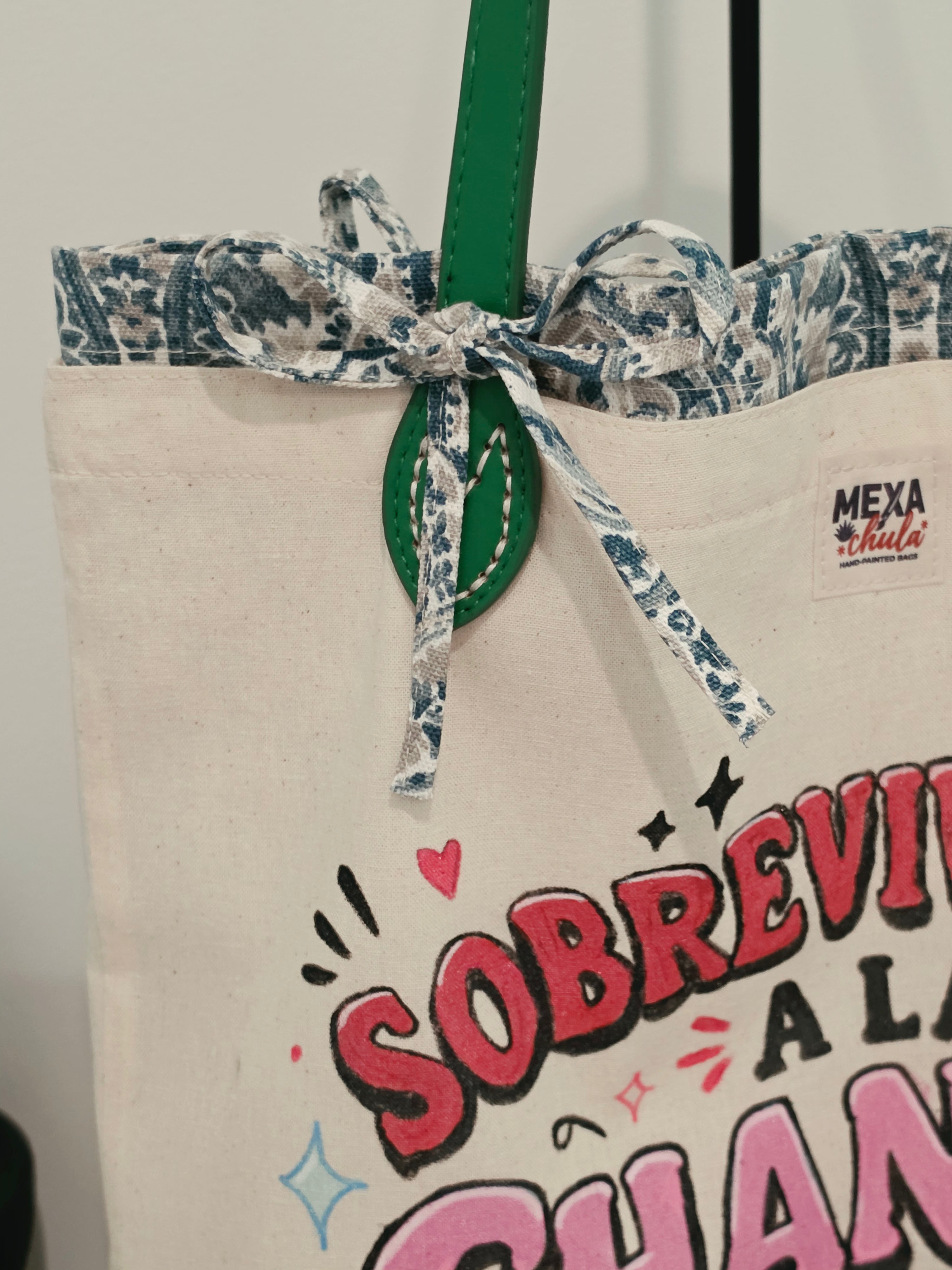 Tote Bag Pintada a Mano "Sobreviviente a la Chancla" - Set Premium 2 en 1 Desmontable