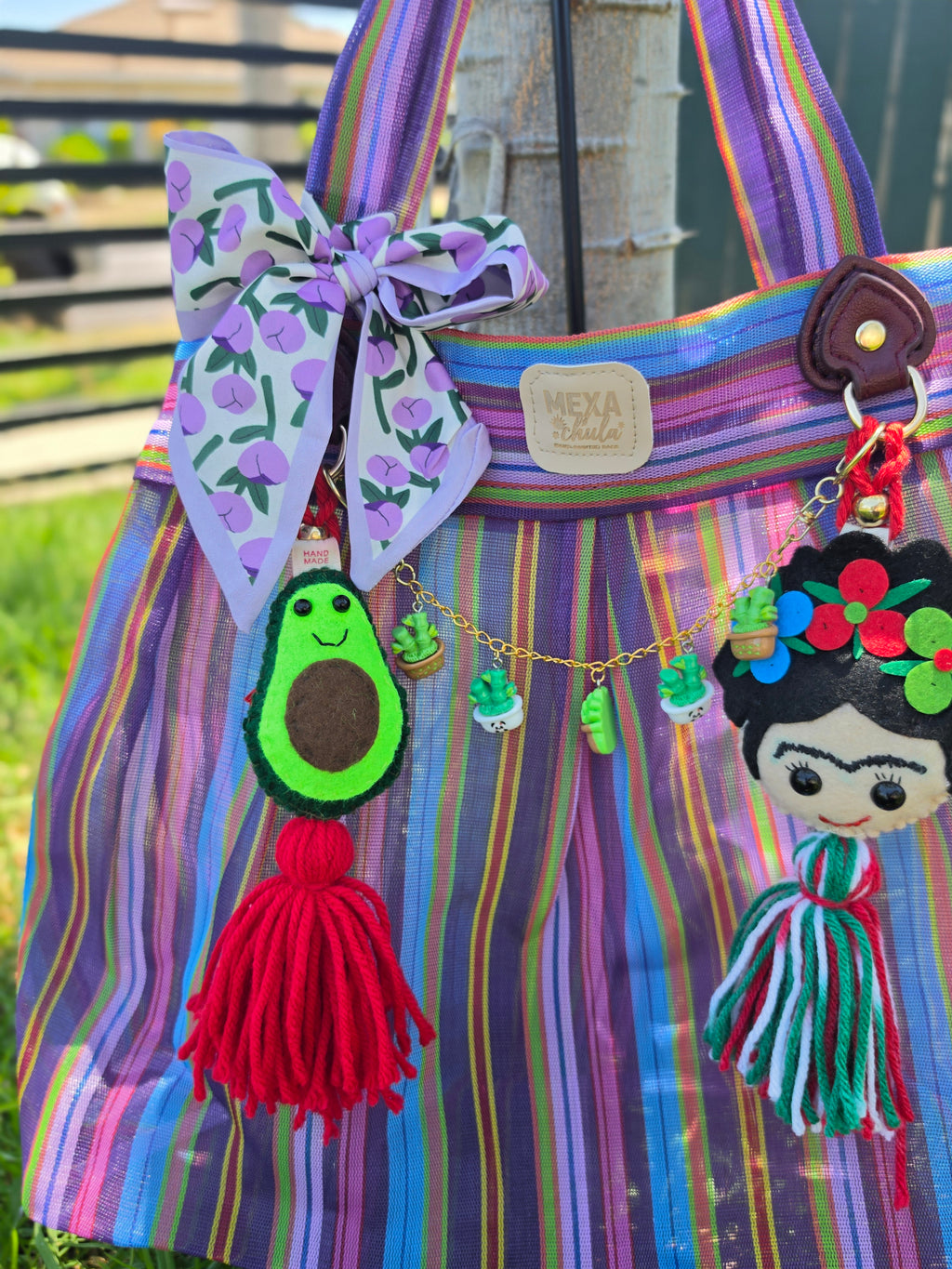 Bolsa de mercado mexicana con charms de aguacate y Frida Kahlo de fieltro, cadena de mini macetas de cactus y moño floral morado